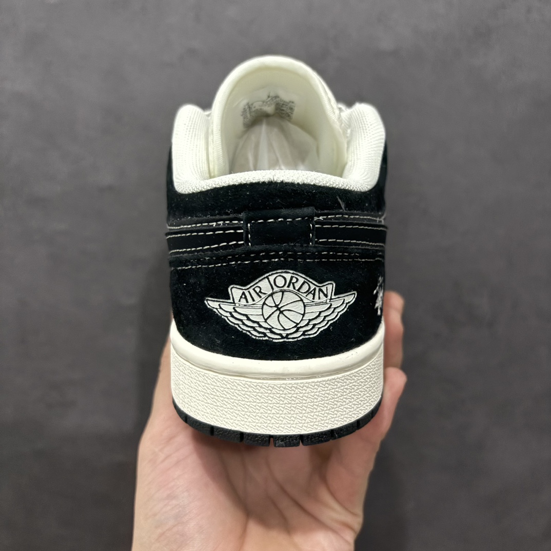 图片[4]-【定制版】Air Jordan 1 Low AJ1 乔1 斯图西墨黑 高端定制 低帮复古篮球鞋 FC1688-199rn#定制鞋盒 大厂纯原品质出货 超高清洁度 皮料切割干净无任何毛边 细节完美 r 尺码：36 36.5 37.5 38 38.5 39 40 40.5 41 42 42.5 43 44 44.5 45  编码：HXS320340-莆田鞋批发中心