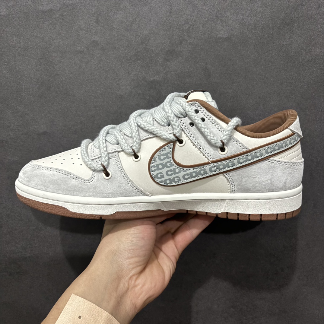 图片[2]-【定制版】Nike SB Dunk Low x The North Face x CDG 白灰棕小钩绑带纯原大厂出品 极力推荐n原装头层材料 独家版型蒸餾加工帶來的是更好的视觉和脚感体验大厂纯原品质出货 清洁度 电绣工艺 皮料切割干净无任何毛边 细节完美官方货号：XX3168 110  尺码：36 36.5 37.5 38 38.5 39 40 40.5 41 42 42.5 43 44 44.5 45 编码：HXS340360-莆田鞋批发中心