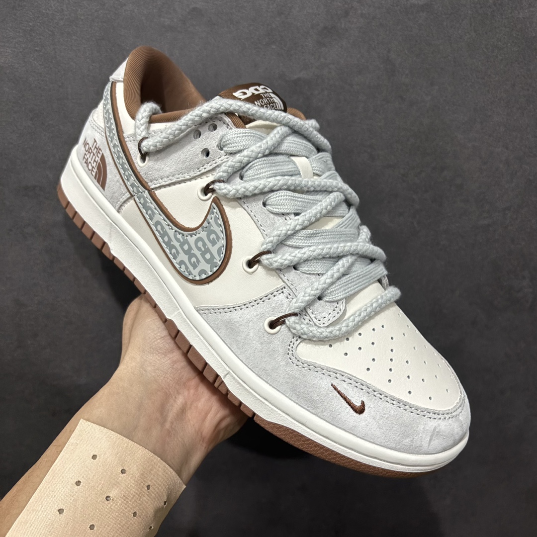 图片[3]-【定制版】Nike SB Dunk Low x The North Face x CDG 白灰棕小钩绑带纯原大厂出品 极力推荐n原装头层材料 独家版型蒸餾加工帶來的是更好的视觉和脚感体验大厂纯原品质出货 清洁度 电绣工艺 皮料切割干净无任何毛边 细节完美官方货号：XX3168 110  尺码：36 36.5 37.5 38 38.5 39 40 40.5 41 42 42.5 43 44 44.5 45 编码：HXS340360-莆田鞋批发中心