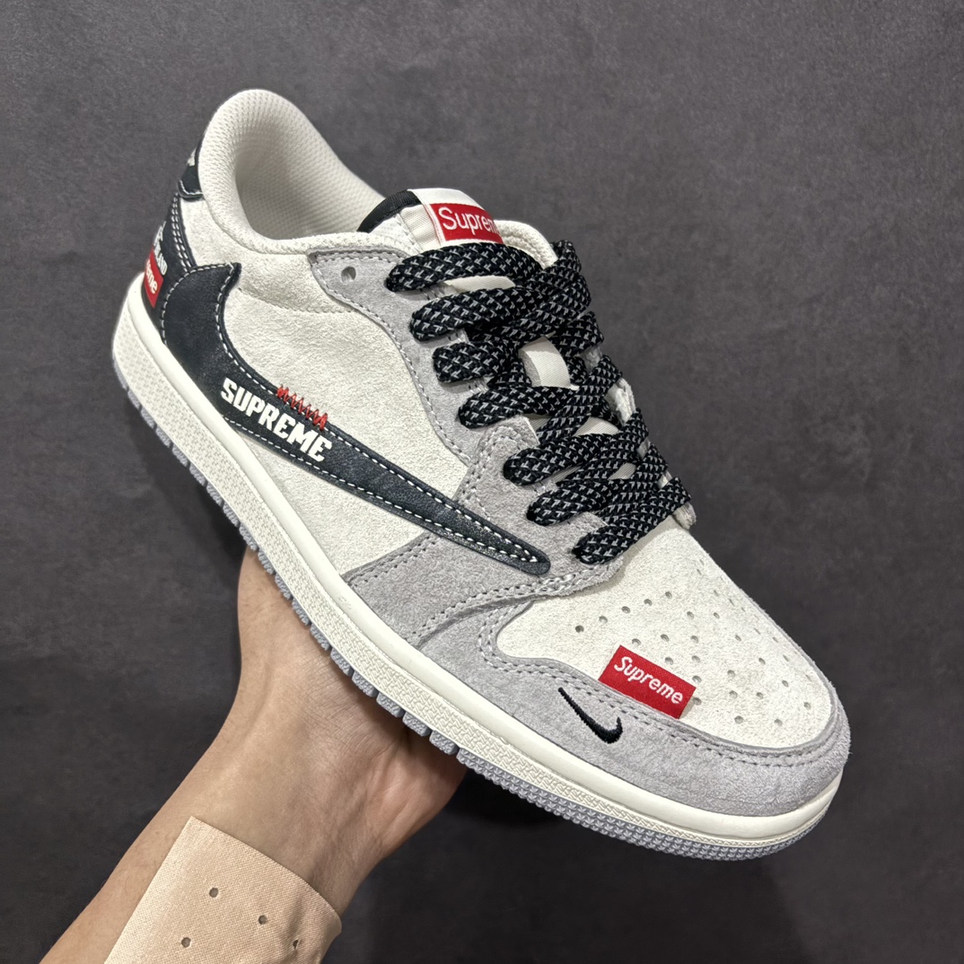 图片[3]-【定制版】Travis Scott x Fragment Design x Air Jordan 1 Low OG SP AJ1 乔1 石头岛Sup联名 漆皮灰猪八 低帮文化休闲板鞋 DM7866-050rn#多方联名合作融合了Travis Scott 独特的音乐风格，藤原浩个性的设计风格以及Jordan品牌的经典元素 使其成为一双具有独特身份和价值的鞋子 清新而立体的外观加上联名标识更突出了其独特身份 这种配色方案显示出活力和时尚感 在视觉上引人注目  鞋身的质感和细腻的细节处理使其显得高端而格调十足  这款“倒钩”联名是设计与创意完美结合  融合多方的个性风格是一款备受瞩目的潮流鞋款r 尺码：36 36.5 37.5 38 38.5 39 40 40.5 41 42 42.5 43 44 44.5 45  编码：HXS340360-莆田鞋批发中心