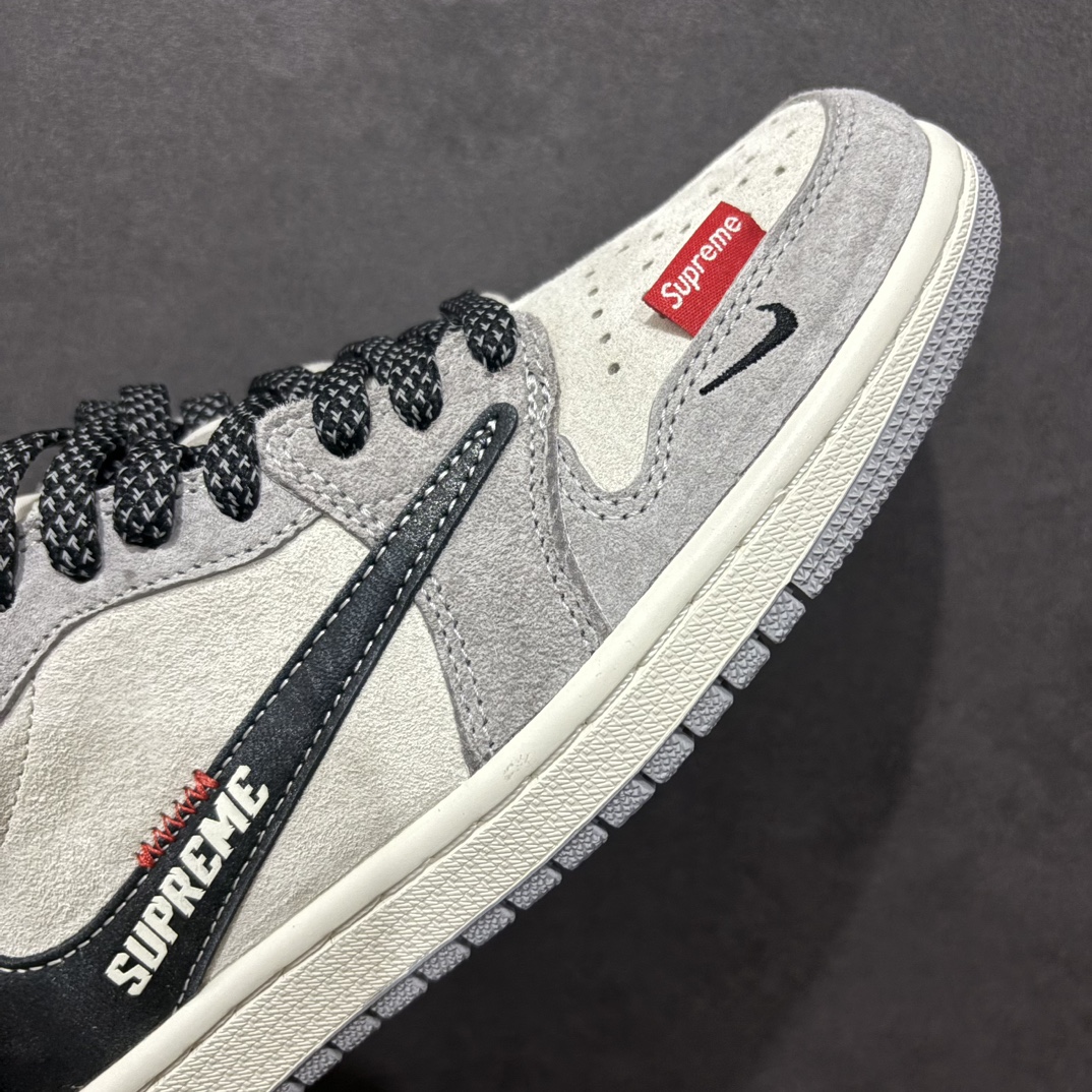 图片[5]-【定制版】Travis Scott x Fragment Design x Air Jordan 1 Low OG SP AJ1 乔1 石头岛Sup联名 漆皮灰猪八 低帮文化休闲板鞋 DM7866-050rn#多方联名合作融合了Travis Scott 独特的音乐风格，藤原浩个性的设计风格以及Jordan品牌的经典元素 使其成为一双具有独特身份和价值的鞋子 清新而立体的外观加上联名标识更突出了其独特身份 这种配色方案显示出活力和时尚感 在视觉上引人注目  鞋身的质感和细腻的细节处理使其显得高端而格调十足  这款“倒钩”联名是设计与创意完美结合  融合多方的个性风格是一款备受瞩目的潮流鞋款r 尺码：36 36.5 37.5 38 38.5 39 40 40.5 41 42 42.5 43 44 44.5 45  编码：HXS340360-莆田鞋批发中心