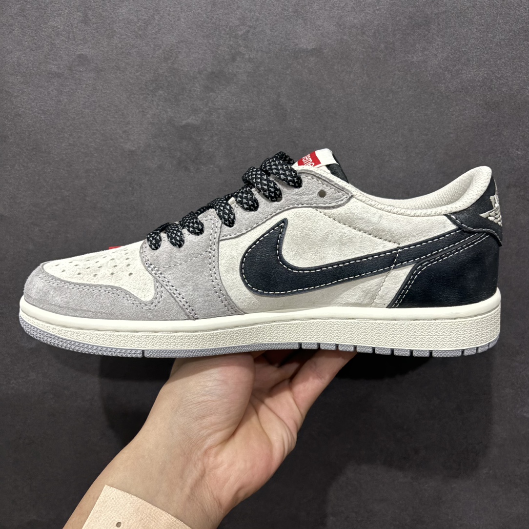 图片[2]-【定制版】Travis Scott x Fragment Design x Air Jordan 1 Low OG SP AJ1 乔1 石头岛Sup联名 漆皮灰猪八 低帮文化休闲板鞋 DM7866-050rn#多方联名合作融合了Travis Scott 独特的音乐风格，藤原浩个性的设计风格以及Jordan品牌的经典元素 使其成为一双具有独特身份和价值的鞋子 清新而立体的外观加上联名标识更突出了其独特身份 这种配色方案显示出活力和时尚感 在视觉上引人注目  鞋身的质感和细腻的细节处理使其显得高端而格调十足  这款“倒钩”联名是设计与创意完美结合  融合多方的个性风格是一款备受瞩目的潮流鞋款r 尺码：36 36.5 37.5 38 38.5 39 40 40.5 41 42 42.5 43 44 44.5 45  编码：HXS340360-莆田鞋批发中心