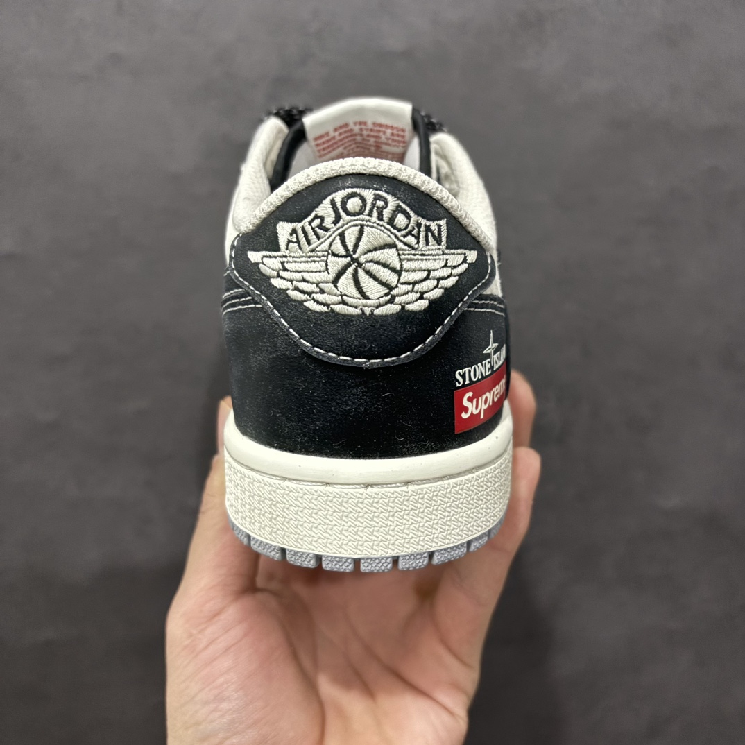 图片[4]-【定制版】Travis Scott x Fragment Design x Air Jordan 1 Low OG SP AJ1 乔1 石头岛Sup联名 漆皮灰猪八 低帮文化休闲板鞋 DM7866-050rn#多方联名合作融合了Travis Scott 独特的音乐风格，藤原浩个性的设计风格以及Jordan品牌的经典元素 使其成为一双具有独特身份和价值的鞋子 清新而立体的外观加上联名标识更突出了其独特身份 这种配色方案显示出活力和时尚感 在视觉上引人注目  鞋身的质感和细腻的细节处理使其显得高端而格调十足  这款“倒钩”联名是设计与创意完美结合  融合多方的个性风格是一款备受瞩目的潮流鞋款r 尺码：36 36.5 37.5 38 38.5 39 40 40.5 41 42 42.5 43 44 44.5 45  编码：HXS340360-莆田鞋批发中心