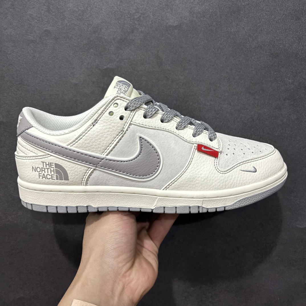 【定制版】Nk SB Dunk Low 北面联名 米灰红标 周年高端定制 低帮休闲板鞋 BB7518-015rn#定制鞋盒 大厂纯原品质出货 超高清洁度 皮料切割干净无任何毛边 细节完美 r 尺码：36 36.5 37.5 38 38.5 39 40 40.5 41 42 42.5 43 44 44.5 45 编码：HXS320340-莆田鞋批发中心