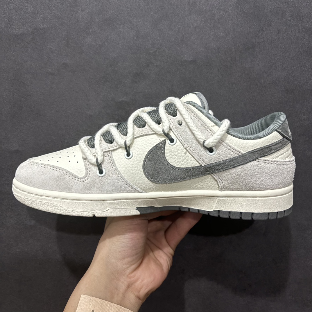 图片[2]-【定制版】Nk SB Dunk Low 卡哈特 x Sup联名 绑带灰勾 周年高端定制 低帮休闲板鞋 YX5066-239rn#定制鞋盒 大厂纯原品质出货 超高清洁度 皮料切割干净无任何毛边 细节完美r 尺码：36 36.5 37.5 38 38.5 39 40 40.5 41 42 42.5 43 44 44.5 45 编码：HXS340360-莆田鞋批发中心