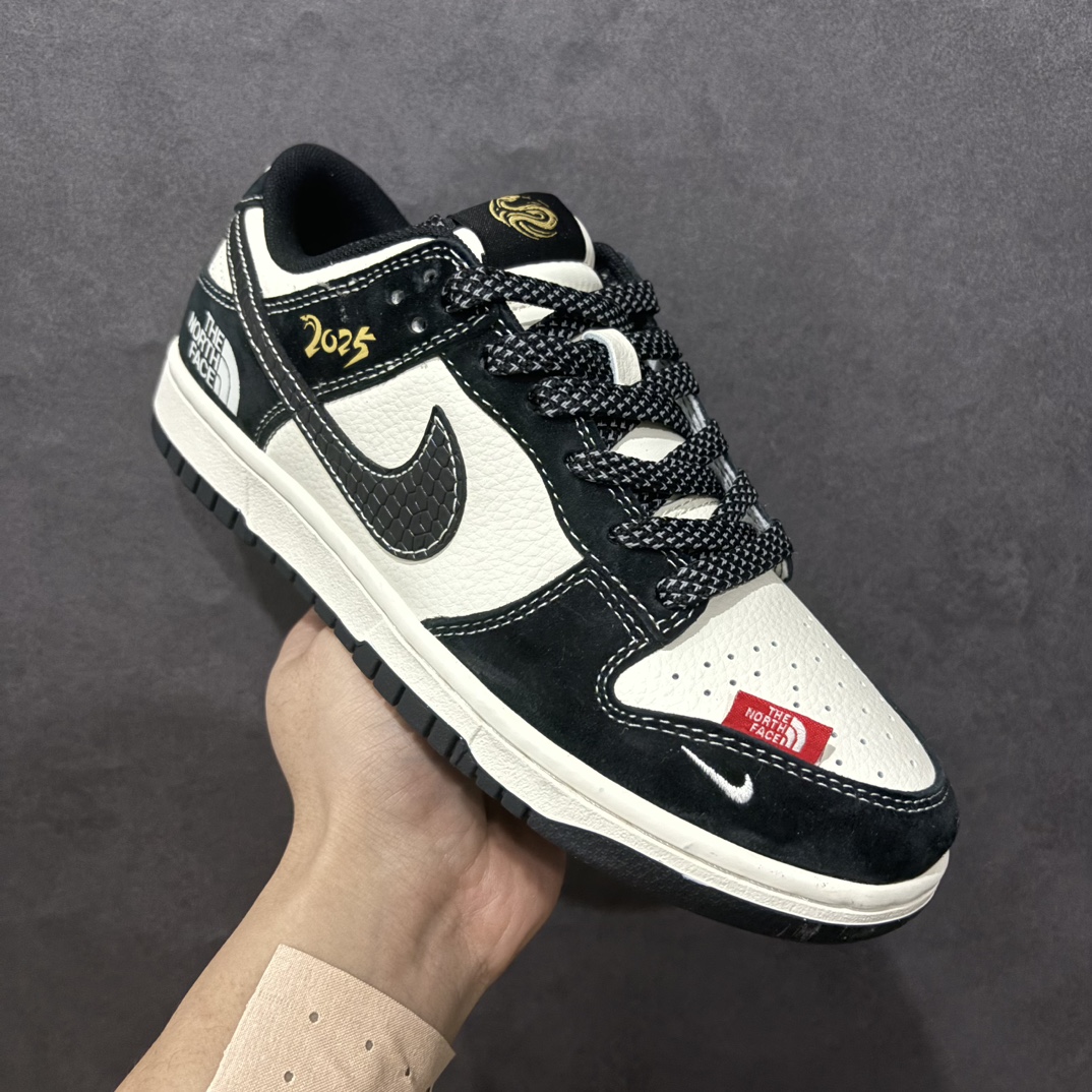 图片[3]-【定制版】Nk SB Dunk Low 北面蛇年系列 黑白黑勾 周年高端定制 低帮休闲板鞋 FC1688-210rn#定制鞋盒 大厂纯原品质出货 超高清洁度 皮料切割干净无任何毛边 细节完美 r 尺码：36 36.5 37.5 38 38.5 39 40 40.5 41 42 42.5 43 44 44.5 45  编码：HXS320340-莆田鞋批发中心