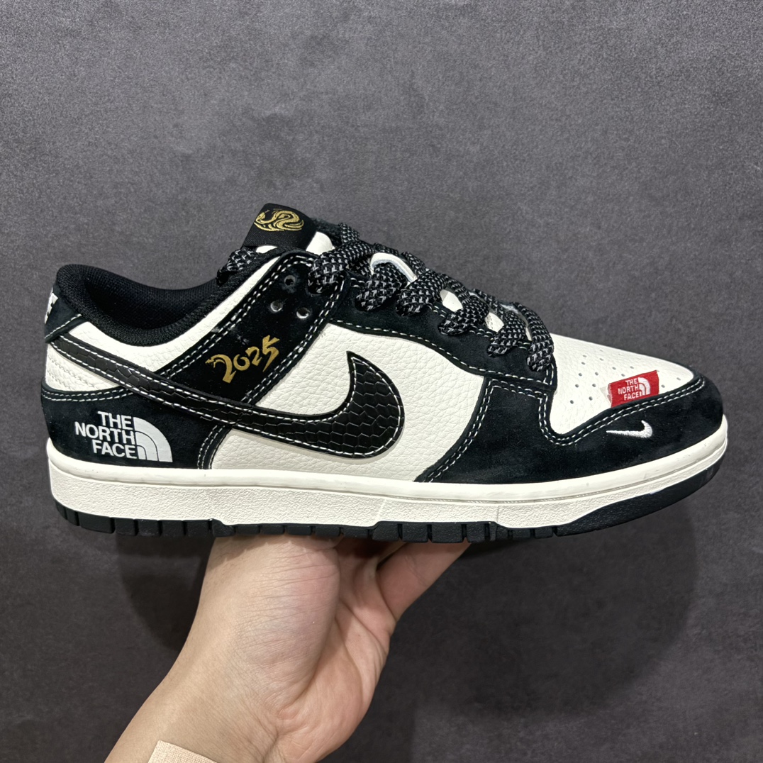 【定制版】Nk SB Dunk Low 北面蛇年系列 黑白黑勾 周年高端定制 低帮休闲板鞋 FC1688-210rn#定制鞋盒 大厂纯原品质出货 超高清洁度 皮料切割干净无任何毛边 细节完美 r 尺码：36 36.5 37.5 38 38.5 39 40 40.5 41 42 42.5 43 44 44.5 45  编码：HXS320340-莆田鞋批发中心