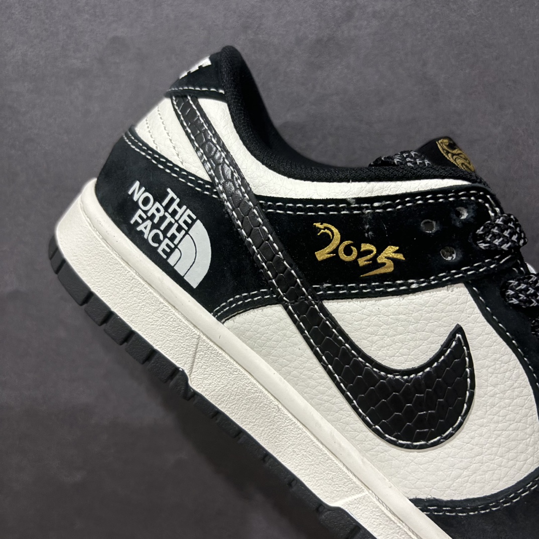 图片[6]-【定制版】Nk SB Dunk Low 北面蛇年系列 黑白黑勾 周年高端定制 低帮休闲板鞋 FC1688-210rn#定制鞋盒 大厂纯原品质出货 超高清洁度 皮料切割干净无任何毛边 细节完美 r 尺码：36 36.5 37.5 38 38.5 39 40 40.5 41 42 42.5 43 44 44.5 45  编码：HXS320340-莆田鞋批发中心