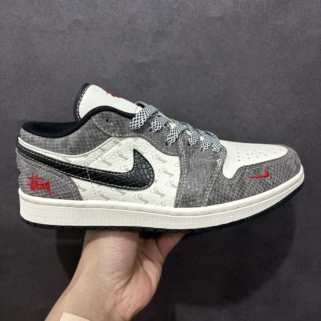 【定制版】Air Jordan 1 Low AJ1 乔1 斯图西 灰蛇 高端定制 低帮复古篮球鞋 FC1688-202rn#定制鞋盒 大厂纯原品质出货 超高清洁度 皮料切割干净无任何毛边 细节完美 r 尺码：36 36.5 37.5 38 38.5 39 40 40.5 41 42 42.5 43 44 44.5 45  编码：HXS320340-莆田鞋批发中心