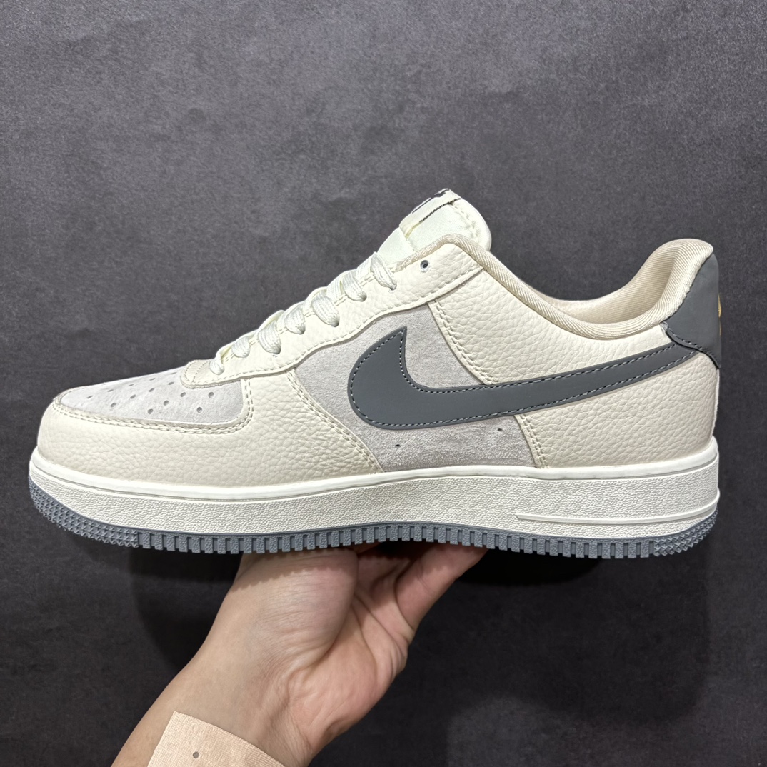 图片[2]-【公司级】Nk Air Force 1\’07 Low UN联名 米灰金属牌 空军一号低帮休闲板鞋 DF0188-023rn#原楦头原纸板 原装鞋盒 定制五金配件 内置全掌气垫 原厂鞋底 r 尺码：36 36.5 37.5 38 38.5 39 40 40.5 41 42 42.5 43 44 44.5 45  编码：HXS310320-莆田鞋批发中心