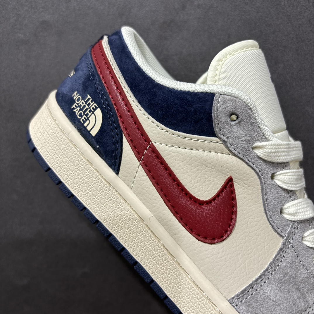 图片[6]-【定制版】Air Jordan 1 Low AJ1 乔1 北面联名 灰蓝红勾 高端定制 低帮复古篮球鞋 DM9188-012rn#定制鞋盒 大厂纯原品质出货 超高清洁度 皮料切割干净无任何毛边 细节完美 r 尺码：36 36.5 37.5 38 38.5 39 40 40.5 41 42 42.5 43 44 44.5 45  编码：HXS340360-莆田鞋批发中心