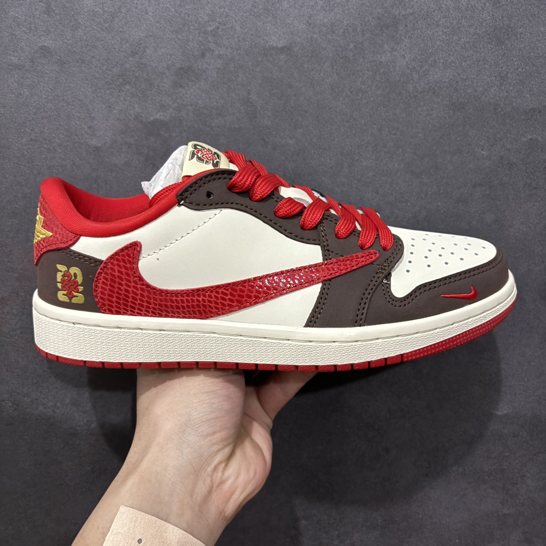 【定制版】Fragment x Travis Scott x 蛇年限定nAir Jordan 1 Low 三方联名倒钩性价比原盒出货 全新的三方联名低帮倒钩鞋面延续了黑脚趾设计，整双鞋以全荔枝皮打造，腰身搭配白色「倒勾」，再点缀上Travis Scott 标志性的Logo，后跟处以藤原浩最拿手的蓝色为主色调，完善极具Fragment Design的白蓝黑设计风格，左右脚分别以Travis Scott鬼脸和乔丹飞翼加以修饰，彰显出三方联名的奢华格调。 官方货号：CH6336 020 Size：36 36.5 37.5 38 38.5 39 40 40.5 41 42 42.5 43 44 44.5 45   编码：HXS320340-莆田鞋批发中心