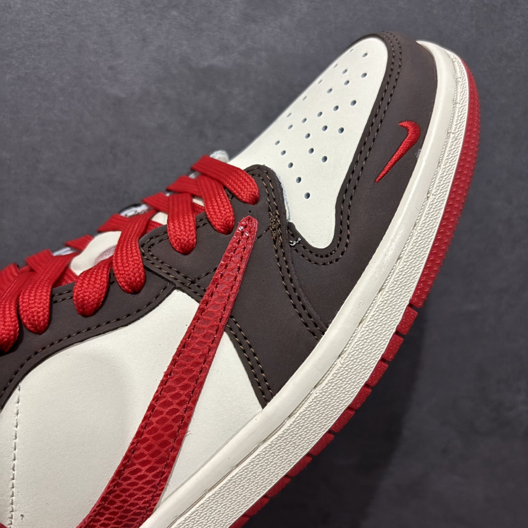 图片[5]-【定制版】Fragment x Travis Scott x 蛇年限定nAir Jordan 1 Low 三方联名倒钩性价比原盒出货 全新的三方联名低帮倒钩鞋面延续了黑脚趾设计，整双鞋以全荔枝皮打造，腰身搭配白色「倒勾」，再点缀上Travis Scott 标志性的Logo，后跟处以藤原浩最拿手的蓝色为主色调，完善极具Fragment Design的白蓝黑设计风格，左右脚分别以Travis Scott鬼脸和乔丹飞翼加以修饰，彰显出三方联名的奢华格调。 官方货号：CH6336 020 Size：36 36.5 37.5 38 38.5 39 40 40.5 41 42 42.5 43 44 44.5 45   编码：HXS320340-莆田鞋批发中心