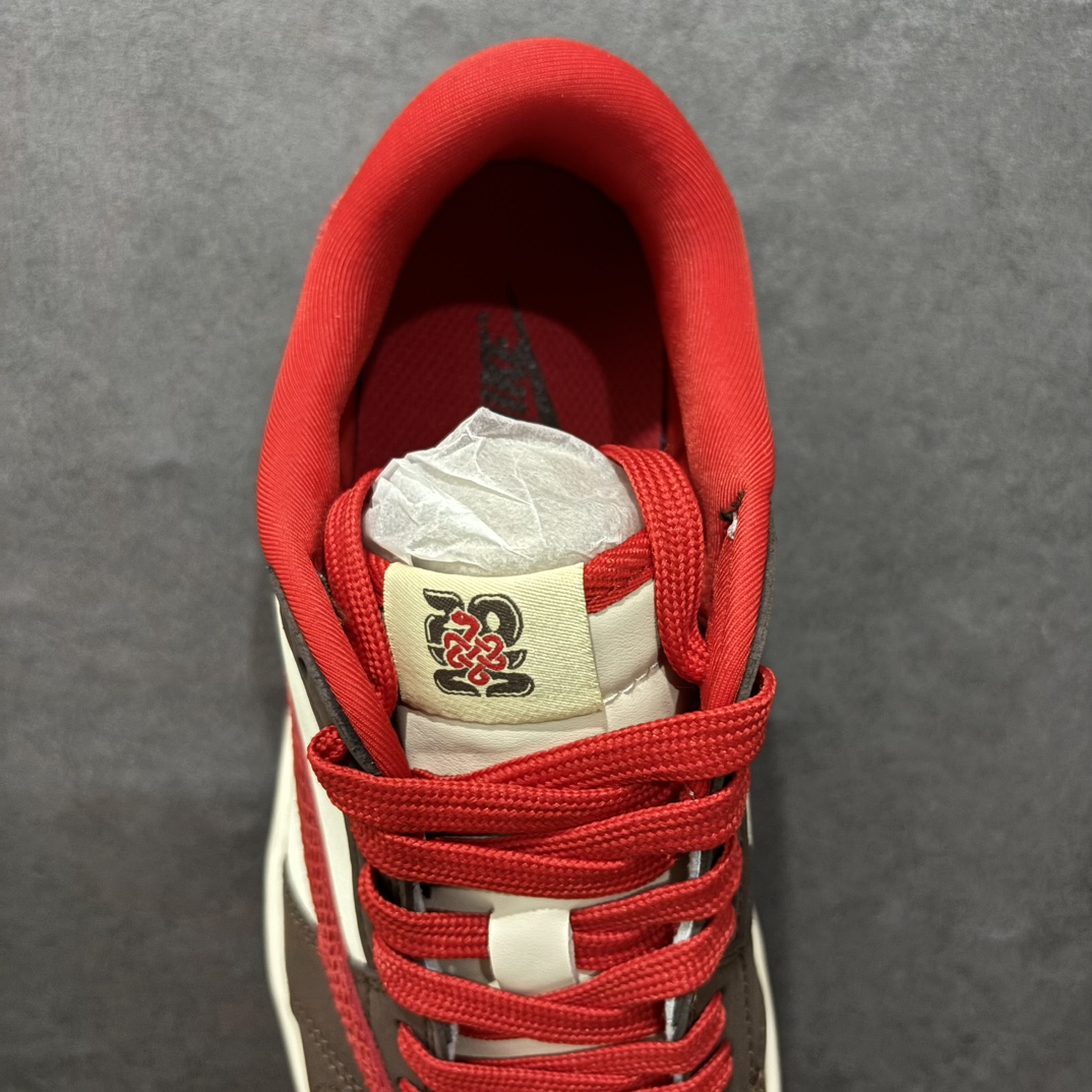 图片[7]-【定制版】Fragment x Travis Scott x 蛇年限定nAir Jordan 1 Low 三方联名倒钩性价比原盒出货 全新的三方联名低帮倒钩鞋面延续了黑脚趾设计，整双鞋以全荔枝皮打造，腰身搭配白色「倒勾」，再点缀上Travis Scott 标志性的Logo，后跟处以藤原浩最拿手的蓝色为主色调，完善极具Fragment Design的白蓝黑设计风格，左右脚分别以Travis Scott鬼脸和乔丹飞翼加以修饰，彰显出三方联名的奢华格调。 官方货号：CH6336 020 Size：36 36.5 37.5 38 38.5 39 40 40.5 41 42 42.5 43 44 44.5 45   编码：HXS320340-莆田鞋批发中心