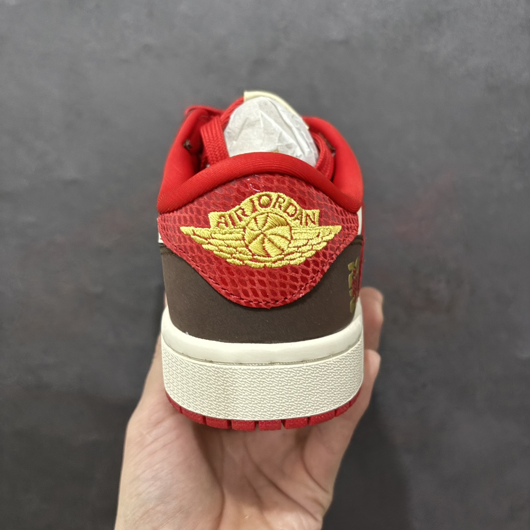 图片[4]-【定制版】Fragment x Travis Scott x 蛇年限定nAir Jordan 1 Low 三方联名倒钩性价比原盒出货 全新的三方联名低帮倒钩鞋面延续了黑脚趾设计，整双鞋以全荔枝皮打造，腰身搭配白色「倒勾」，再点缀上Travis Scott 标志性的Logo，后跟处以藤原浩最拿手的蓝色为主色调，完善极具Fragment Design的白蓝黑设计风格，左右脚分别以Travis Scott鬼脸和乔丹飞翼加以修饰，彰显出三方联名的奢华格调。 官方货号：CH6336 020 Size：36 36.5 37.5 38 38.5 39 40 40.5 41 42 42.5 43 44 44.5 45   编码：HXS320340-莆田鞋批发中心