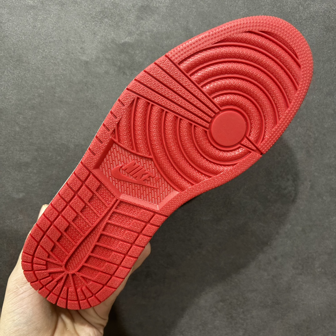 图片[9]-【定制版】Fragment x Travis Scott x 蛇年限定nAir Jordan 1 Low 三方联名倒钩性价比原盒出货 全新的三方联名低帮倒钩鞋面延续了黑脚趾设计，整双鞋以全荔枝皮打造，腰身搭配白色「倒勾」，再点缀上Travis Scott 标志性的Logo，后跟处以藤原浩最拿手的蓝色为主色调，完善极具Fragment Design的白蓝黑设计风格，左右脚分别以Travis Scott鬼脸和乔丹飞翼加以修饰，彰显出三方联名的奢华格调。 官方货号：CH6336 020 Size：36 36.5 37.5 38 38.5 39 40 40.5 41 42 42.5 43 44 44.5 45   编码：HXS320340-莆田鞋批发中心