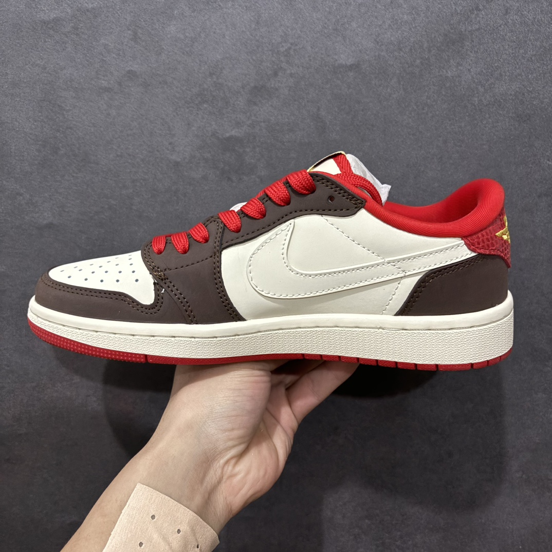 图片[2]-【定制版】Fragment x Travis Scott x 蛇年限定nAir Jordan 1 Low 三方联名倒钩性价比原盒出货 全新的三方联名低帮倒钩鞋面延续了黑脚趾设计，整双鞋以全荔枝皮打造，腰身搭配白色「倒勾」，再点缀上Travis Scott 标志性的Logo，后跟处以藤原浩最拿手的蓝色为主色调，完善极具Fragment Design的白蓝黑设计风格，左右脚分别以Travis Scott鬼脸和乔丹飞翼加以修饰，彰显出三方联名的奢华格调。 官方货号：CH6336 020 Size：36 36.5 37.5 38 38.5 39 40 40.5 41 42 42.5 43 44 44.5 45   编码：HXS320340-莆田鞋批发中心