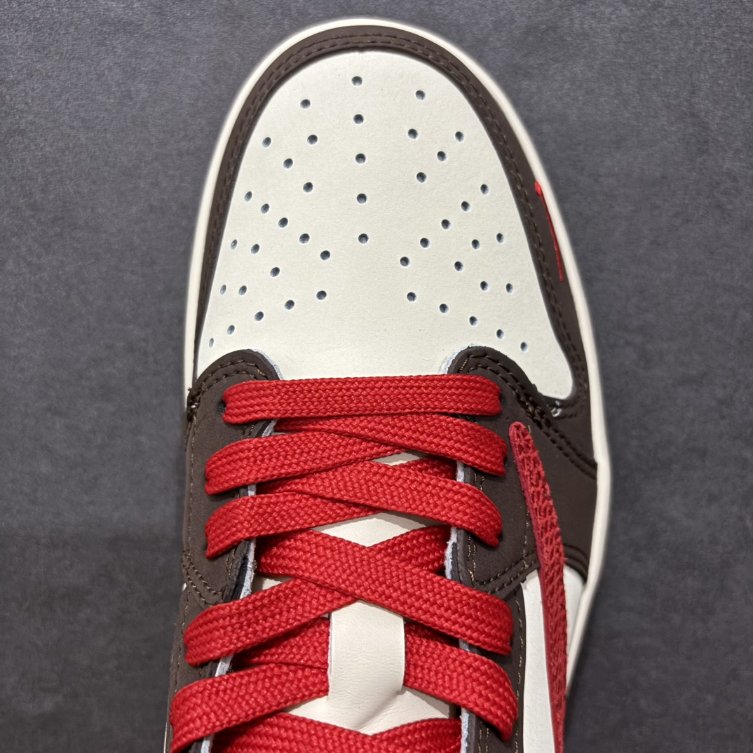 图片[8]-【定制版】Fragment x Travis Scott x 蛇年限定nAir Jordan 1 Low 三方联名倒钩性价比原盒出货 全新的三方联名低帮倒钩鞋面延续了黑脚趾设计，整双鞋以全荔枝皮打造，腰身搭配白色「倒勾」，再点缀上Travis Scott 标志性的Logo，后跟处以藤原浩最拿手的蓝色为主色调，完善极具Fragment Design的白蓝黑设计风格，左右脚分别以Travis Scott鬼脸和乔丹飞翼加以修饰，彰显出三方联名的奢华格调。 官方货号：CH6336 020 Size：36 36.5 37.5 38 38.5 39 40 40.5 41 42 42.5 43 44 44.5 45   编码：HXS320340-莆田鞋批发中心