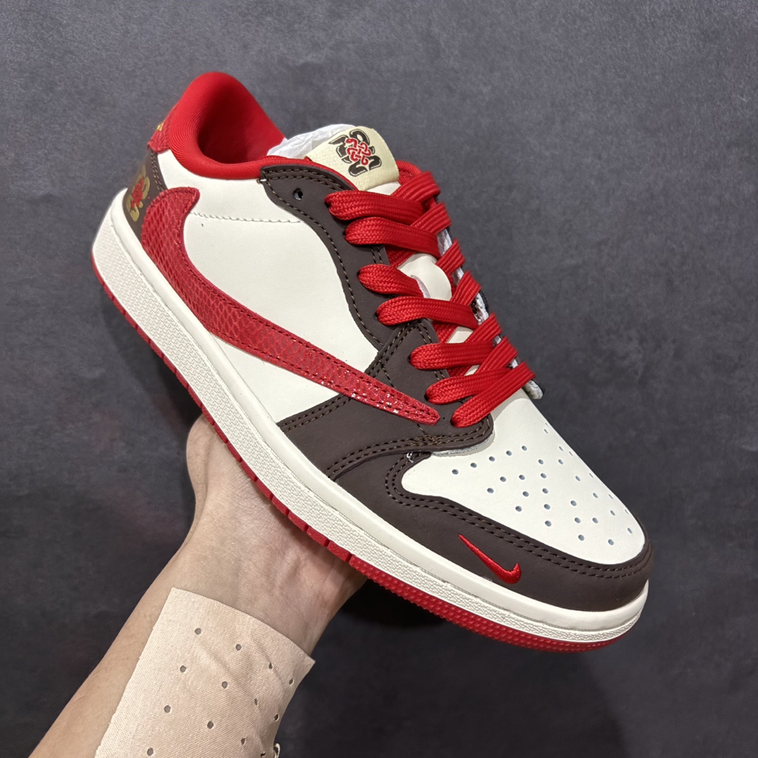 图片[3]-【定制版】Fragment x Travis Scott x 蛇年限定nAir Jordan 1 Low 三方联名倒钩性价比原盒出货 全新的三方联名低帮倒钩鞋面延续了黑脚趾设计，整双鞋以全荔枝皮打造，腰身搭配白色「倒勾」，再点缀上Travis Scott 标志性的Logo，后跟处以藤原浩最拿手的蓝色为主色调，完善极具Fragment Design的白蓝黑设计风格，左右脚分别以Travis Scott鬼脸和乔丹飞翼加以修饰，彰显出三方联名的奢华格调。 官方货号：CH6336 020 Size：36 36.5 37.5 38 38.5 39 40 40.5 41 42 42.5 43 44 44.5 45   编码：HXS320340-莆田鞋批发中心