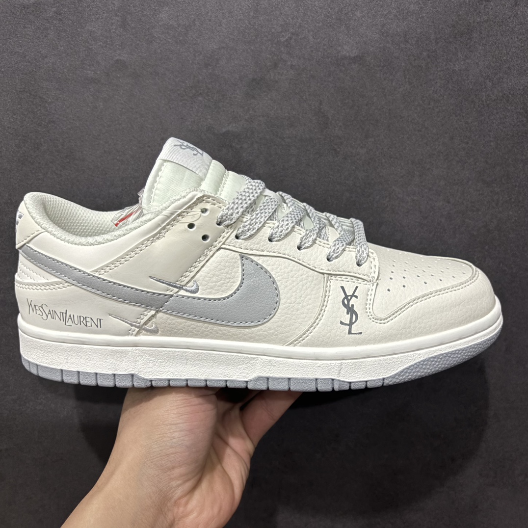 【定制版】NIKE SB Dunk Low 圣罗兰联名四勾白灰n性价比天花板 尝鲜先行版👏n原装头层材料 独家版型蒸餾加工n帶來的是更好的视觉和脚感体验n大厂纯原品质出货 清洁度 电绣工艺 皮料切割干净无任何毛边 细节完美货号: GF2409-177 尺码：36 36.5 37.5 38 38.5 39 40 40.5 41 42 42.5 43 44 45 编码：QF220240-莆田鞋批发中心