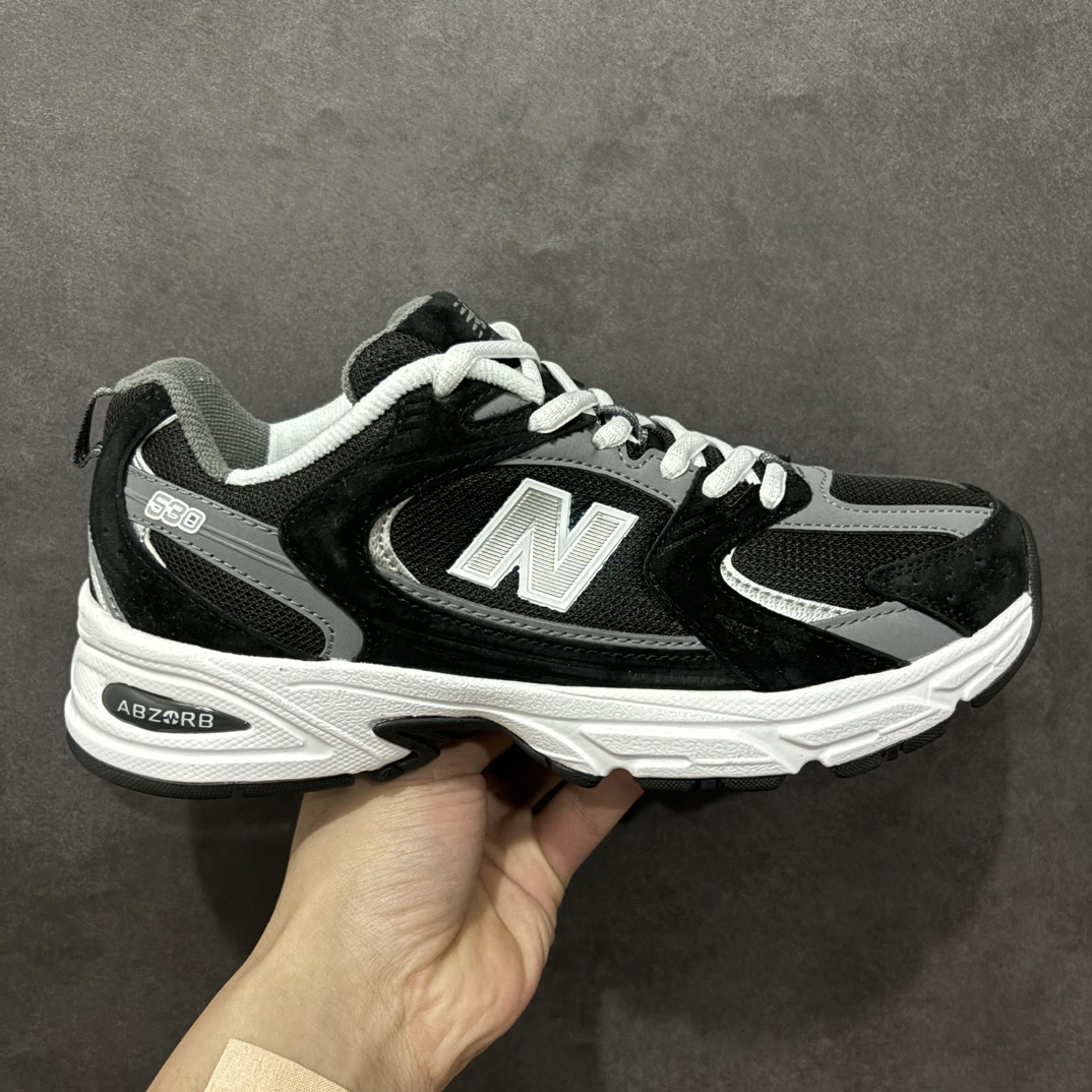 【小PF纯原】New Balance 530 NB530 男女休闲慢跑鞋 MR530CCnn原pf纯原工厂出品n保留原有的版型 清洁度和品质n材料有微调整 价格更具性价比n日韩出口特供订单配套商长期套现长期补货 全新货品正常出厂触屏不到的单价 超级跑量款全套原楦原纸板原厂数据开发 进口三明治网面原装进口翻毛皮料正确绒感卡色 正确中底拉帮中底网布细节 采用轻质牛剖革拼接透气网眼衬垫织物鞋面材质 T-Beam大底提供足步弓支撑 保持步态稳定 后跟搭载外露缓震胶 鞋身整体以各种深浅不一的灰色覆盖 鞋头以淡蓝色调装饰 网眼衬垫通过不规律的色块实现做旧的美感 泛黄的鞋底更是进一步增添了复古气息  尺码：36 37 37.5 38 38.5 39.5 40 40.5 41.5 42 42.5 43 44 44.5 45 编码：NM220240-莆田鞋批发中心