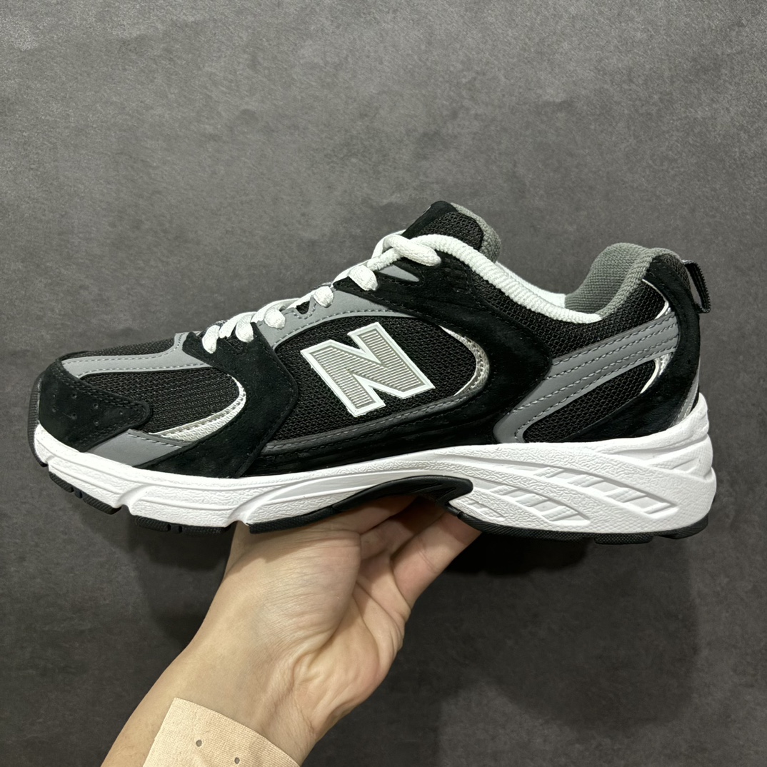 图片[2]-【小PF纯原】New Balance 530 NB530 男女休闲慢跑鞋 MR530CCnn原pf纯原工厂出品n保留原有的版型 清洁度和品质n材料有微调整 价格更具性价比n日韩出口特供订单配套商长期套现长期补货 全新货品正常出厂触屏不到的单价 超级跑量款全套原楦原纸板原厂数据开发 进口三明治网面原装进口翻毛皮料正确绒感卡色 正确中底拉帮中底网布细节 采用轻质牛剖革拼接透气网眼衬垫织物鞋面材质 T-Beam大底提供足步弓支撑 保持步态稳定 后跟搭载外露缓震胶 鞋身整体以各种深浅不一的灰色覆盖 鞋头以淡蓝色调装饰 网眼衬垫通过不规律的色块实现做旧的美感 泛黄的鞋底更是进一步增添了复古气息  尺码：36 37 37.5 38 38.5 39.5 40 40.5 41.5 42 42.5 43 44 44.5 45 编码：NM220240-莆田鞋批发中心