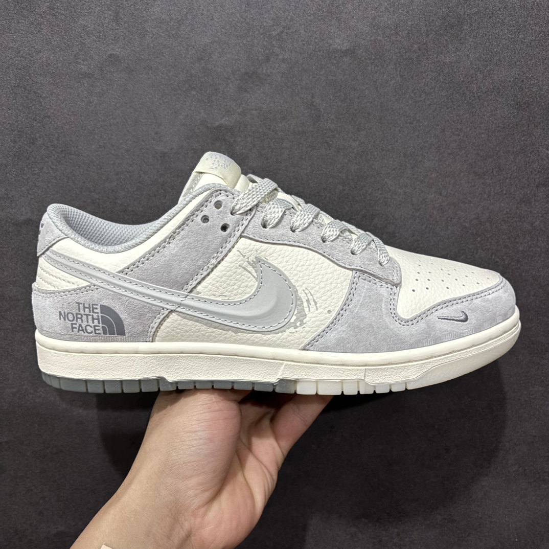 【定制版】Nike SB Dunk Low x The North Face x CDG 白灰小钩满天星n纯原大厂出品 极力推荐n原装头层材料 独家版型蒸餾加工n帶來的是更好的视觉和脚感体验n大厂纯原品质出货 清洁度 电绣工艺皮料切割干净无任何毛边 细节完美 官方货号：DM6868 017 尺码：36 36.5 37.5 38 38.5 39 40 40.5 41 42 42.5 43 44 44.5 45 编码：HXS320340-莆田鞋批发中心