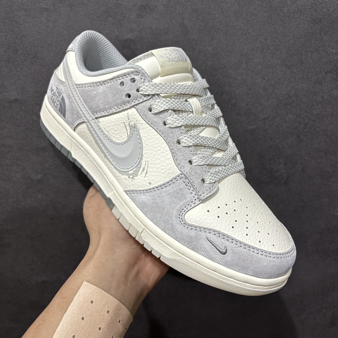 图片[3]-【定制版】Nike SB Dunk Low x The North Face x CDG 白灰小钩满天星n纯原大厂出品 极力推荐n原装头层材料 独家版型蒸餾加工n帶來的是更好的视觉和脚感体验n大厂纯原品质出货 清洁度 电绣工艺皮料切割干净无任何毛边 细节完美 官方货号：DM6868 017 尺码：36 36.5 37.5 38 38.5 39 40 40.5 41 42 42.5 43 44 44.5 45 编码：HXS320340-莆田鞋批发中心