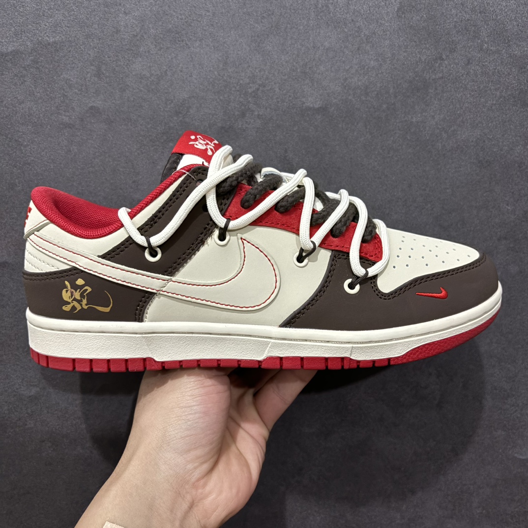 【定制版】Nike SB Dunk Low 蛇年限定 米棕红小钩绑带n纯原大厂出品 极力推荐n原装头层材料 独家版型蒸餾加工n帶來的是更好的视觉和脚感体验n大厂纯原品质出货 清洁度 电绣工艺皮料切割干净无任何毛边 细节完美 官方货号：YX5066 268 尺码：36 36.5 37.5 38 38.5 39 40 40.5 41 42 42.5 43 44 44.5 45  编码：HXS340360-莆田鞋批发中心