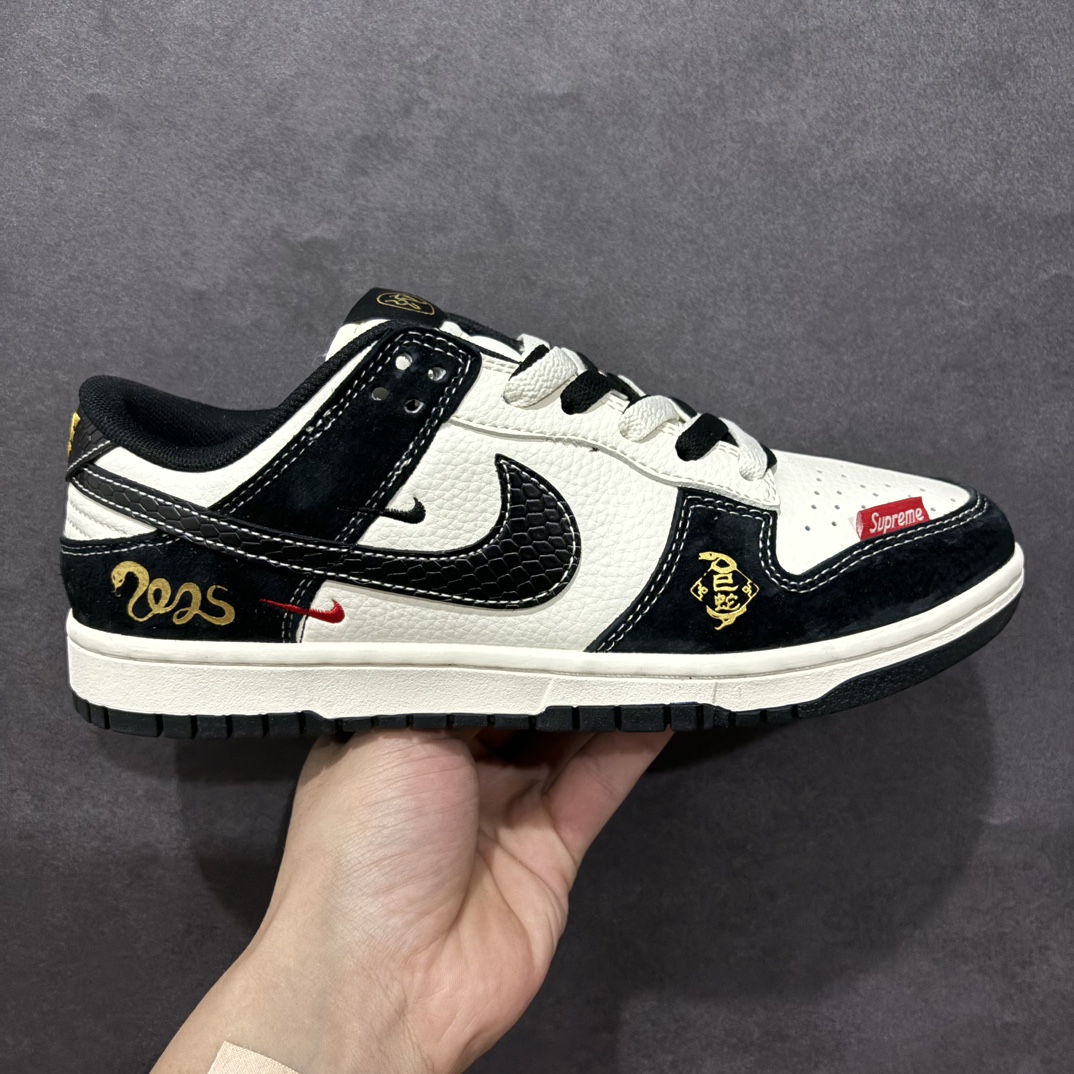 【定制版】Nike SB Dunk Low x Supreme 蛇年限定 黑色双小钩双鞋带n纯原大厂出品 极力推荐n原装头层材料 独家版型蒸餾加工n帶來的是更好的视觉和脚感体验n大厂纯原品质出货 清洁度 电绣工艺皮料切割干净无任何毛边 细节完美 官方货号：XS1086 016 尺码：36 36.5 37.5 38 38.5 39 40 40.5 41 42 42.5 43 44 44.5 45  编码：HXS320340-莆田鞋批发中心