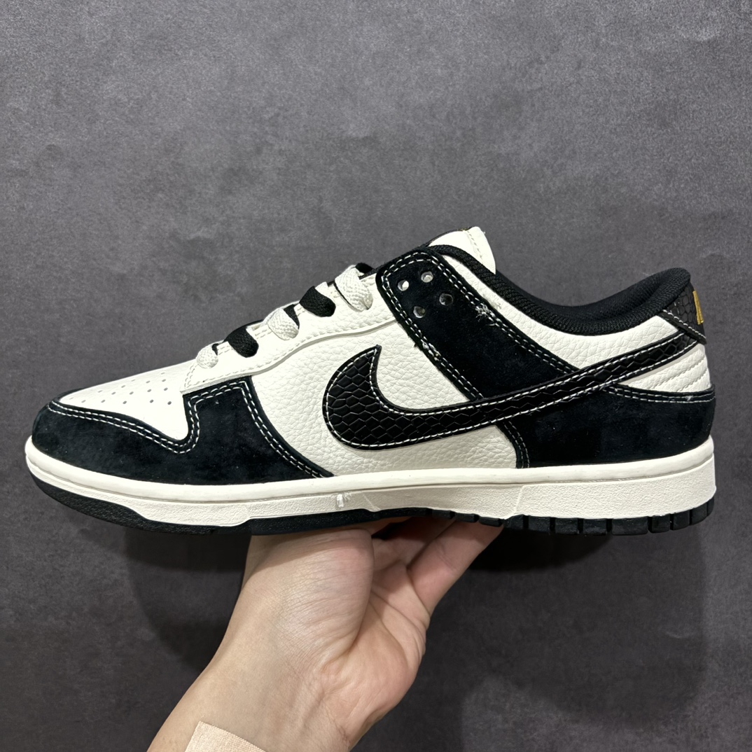 图片[2]-【定制版】Nike SB Dunk Low x Supreme 蛇年限定 黑色双小钩双鞋带n纯原大厂出品 极力推荐n原装头层材料 独家版型蒸餾加工n帶來的是更好的视觉和脚感体验n大厂纯原品质出货 清洁度 电绣工艺皮料切割干净无任何毛边 细节完美 官方货号：XS1086 016 尺码：36 36.5 37.5 38 38.5 39 40 40.5 41 42 42.5 43 44 44.5 45  编码：HXS320340-莆田鞋批发中心