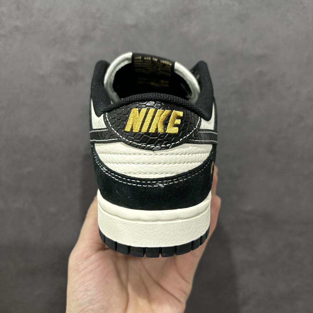 图片[4]-【定制版】Nike SB Dunk Low x Supreme 蛇年限定 黑色双小钩双鞋带n纯原大厂出品 极力推荐n原装头层材料 独家版型蒸餾加工n帶來的是更好的视觉和脚感体验n大厂纯原品质出货 清洁度 电绣工艺皮料切割干净无任何毛边 细节完美 官方货号：XS1086 016 尺码：36 36.5 37.5 38 38.5 39 40 40.5 41 42 42.5 43 44 44.5 45  编码：HXS320340-莆田鞋批发中心