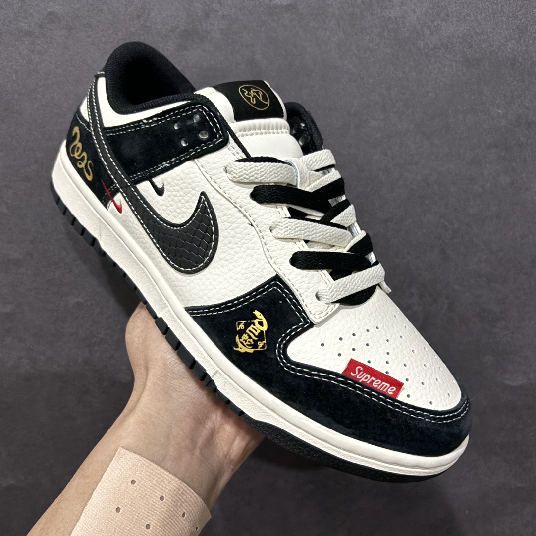 图片[3]-【定制版】Nike SB Dunk Low x Supreme 蛇年限定 黑色双小钩双鞋带n纯原大厂出品 极力推荐n原装头层材料 独家版型蒸餾加工n帶來的是更好的视觉和脚感体验n大厂纯原品质出货 清洁度 电绣工艺皮料切割干净无任何毛边 细节完美 官方货号：XS1086 016 尺码：36 36.5 37.5 38 38.5 39 40 40.5 41 42 42.5 43 44 44.5 45  编码：HXS320340-莆田鞋批发中心