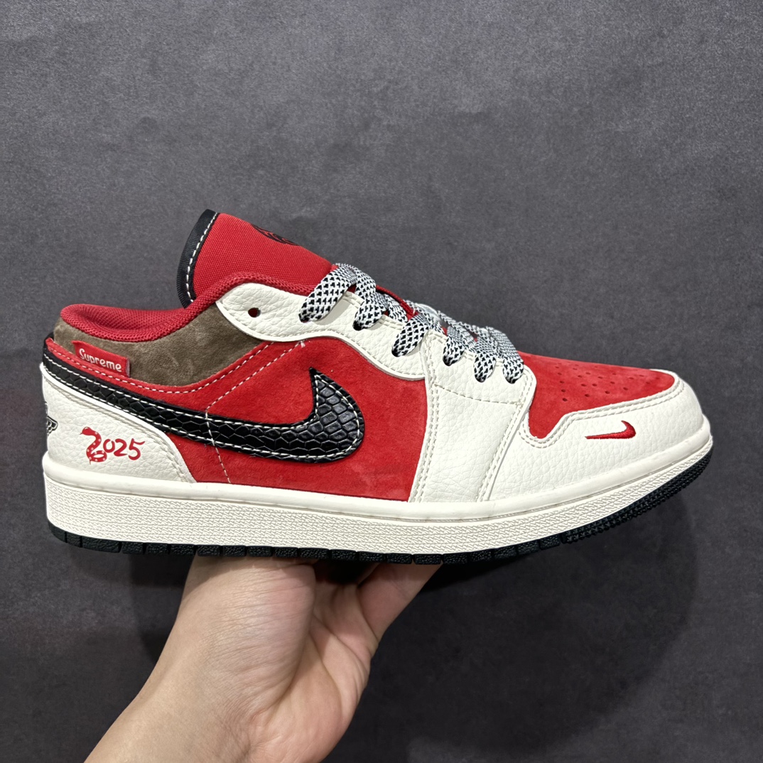 【定制版】Air Jordan 1 Retro Low x Supreme 蛇年限定 米红小钩满天星n官方同步新色 原装级产物n拒绝公底 立体鞋型 细节完美 高清洁度购置公司同步原材料 原汁原味 忠于原版 货号：FC1688 203n码数：36 36.5 37.5 38 38.5 39 40 40.5 41 42 42.5 43 44 44.5 45 编码：HXS320340-莆田鞋批发中心