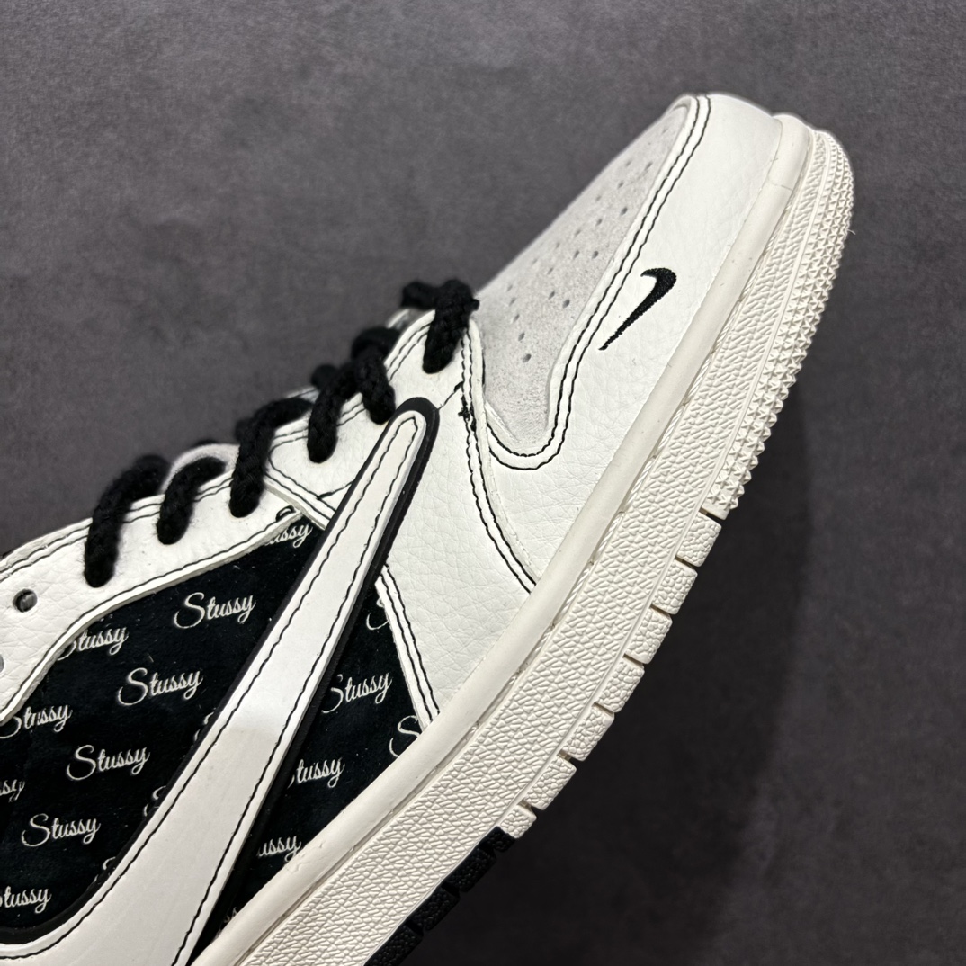 图片[5]-【定制版】Fragment x Travis Scott x 斯图西nAir Jordan 1 Low 三方联名倒钩n性价比原盒出货 全新的三方联名低帮倒钩鞋面延续了黑脚趾设计，整双鞋以全荔枝皮打造，腰身搭配白色「倒勾」，再点缀上Travis Scott 标志性的Logo，后跟处以藤原浩最拿手的蓝色为主色调，完善极具Fragment Design的白蓝黑设计风格，左右脚分别以Travis Scott鬼脸和乔丹飞翼加以修饰，彰显出三方联名的奢华格调。 官方货号：SJ2068 121 Size：36 36.5 37.5 38 38.5 39 40 40.5 41 42 42.5 43 44 44.5 45   编码：HXS320340-莆田鞋批发中心