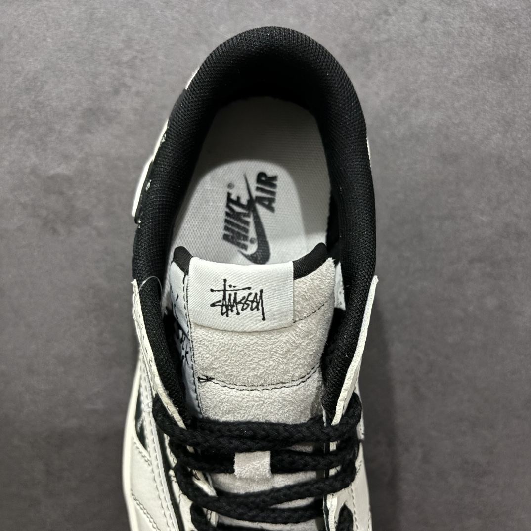 图片[7]-【定制版】Fragment x Travis Scott x 斯图西nAir Jordan 1 Low 三方联名倒钩n性价比原盒出货 全新的三方联名低帮倒钩鞋面延续了黑脚趾设计，整双鞋以全荔枝皮打造，腰身搭配白色「倒勾」，再点缀上Travis Scott 标志性的Logo，后跟处以藤原浩最拿手的蓝色为主色调，完善极具Fragment Design的白蓝黑设计风格，左右脚分别以Travis Scott鬼脸和乔丹飞翼加以修饰，彰显出三方联名的奢华格调。 官方货号：SJ2068 121 Size：36 36.5 37.5 38 38.5 39 40 40.5 41 42 42.5 43 44 44.5 45   编码：HXS320340-莆田鞋批发中心