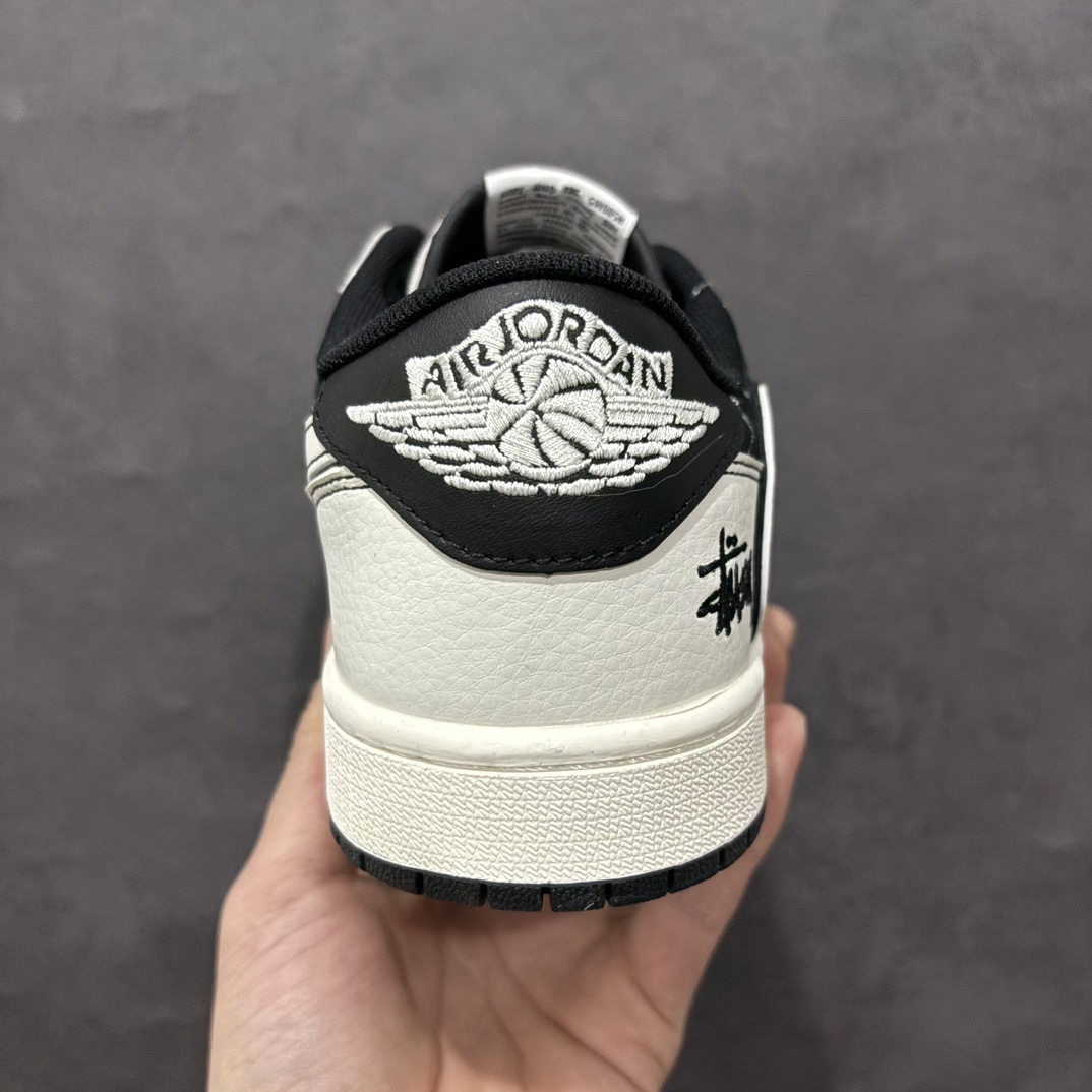 图片[4]-【定制版】Fragment x Travis Scott x 斯图西nAir Jordan 1 Low 三方联名倒钩n性价比原盒出货 全新的三方联名低帮倒钩鞋面延续了黑脚趾设计，整双鞋以全荔枝皮打造，腰身搭配白色「倒勾」，再点缀上Travis Scott 标志性的Logo，后跟处以藤原浩最拿手的蓝色为主色调，完善极具Fragment Design的白蓝黑设计风格，左右脚分别以Travis Scott鬼脸和乔丹飞翼加以修饰，彰显出三方联名的奢华格调。 官方货号：SJ2068 121 Size：36 36.5 37.5 38 38.5 39 40 40.5 41 42 42.5 43 44 44.5 45   编码：HXS320340-莆田鞋批发中心