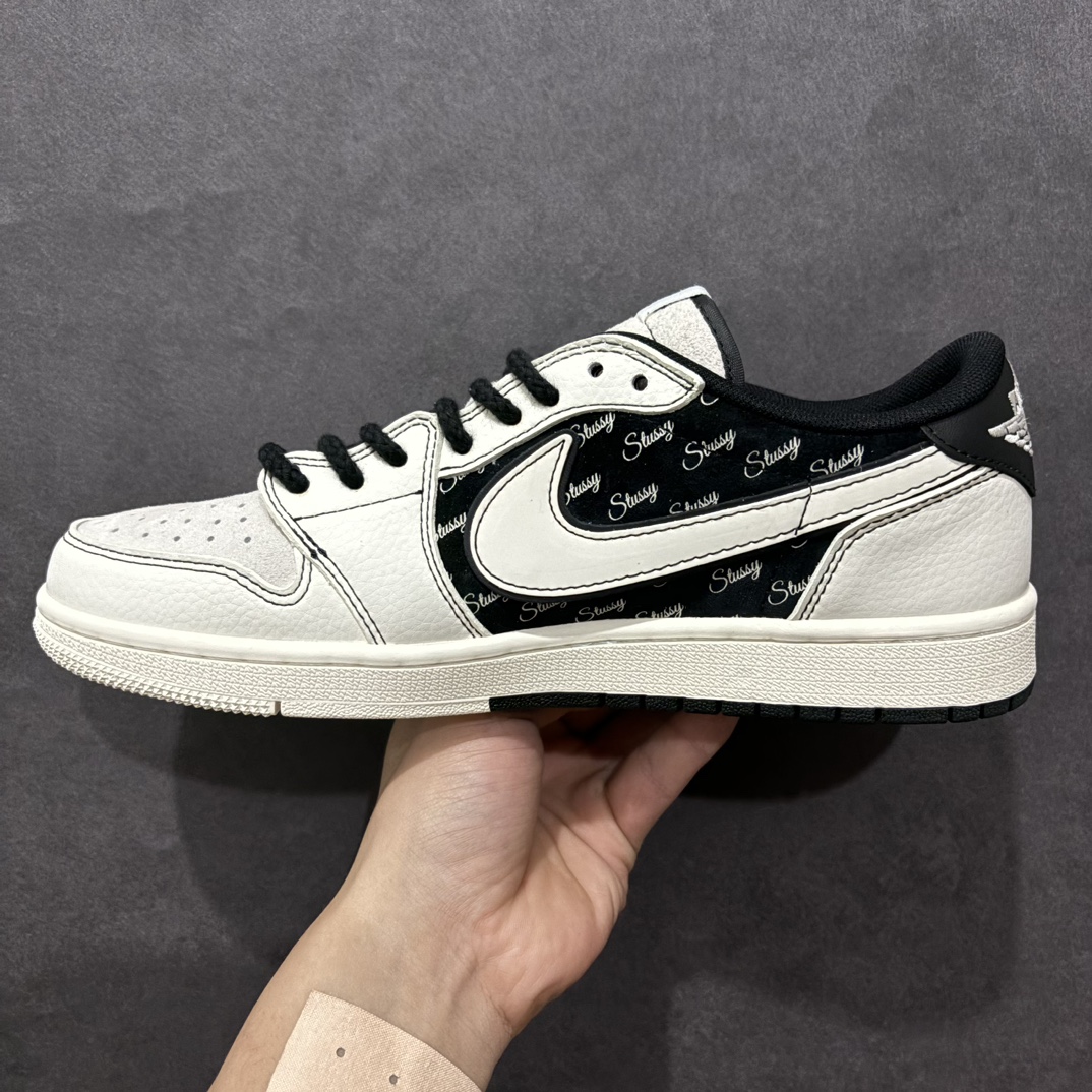 图片[2]-【定制版】Fragment x Travis Scott x 斯图西nAir Jordan 1 Low 三方联名倒钩n性价比原盒出货 全新的三方联名低帮倒钩鞋面延续了黑脚趾设计，整双鞋以全荔枝皮打造，腰身搭配白色「倒勾」，再点缀上Travis Scott 标志性的Logo，后跟处以藤原浩最拿手的蓝色为主色调，完善极具Fragment Design的白蓝黑设计风格，左右脚分别以Travis Scott鬼脸和乔丹飞翼加以修饰，彰显出三方联名的奢华格调。 官方货号：SJ2068 121 Size：36 36.5 37.5 38 38.5 39 40 40.5 41 42 42.5 43 44 44.5 45   编码：HXS320340-莆田鞋批发中心