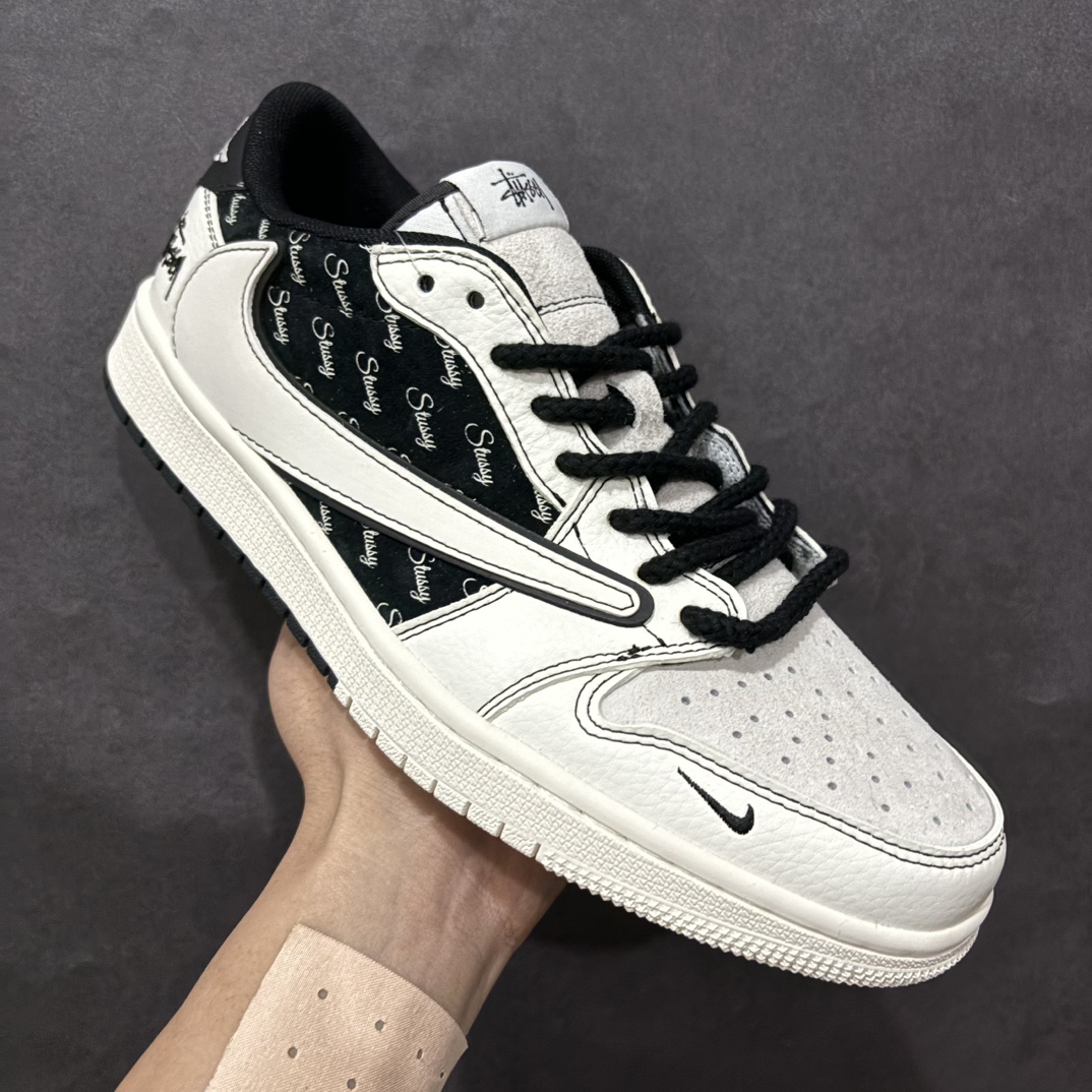 图片[3]-【定制版】Fragment x Travis Scott x 斯图西nAir Jordan 1 Low 三方联名倒钩n性价比原盒出货 全新的三方联名低帮倒钩鞋面延续了黑脚趾设计，整双鞋以全荔枝皮打造，腰身搭配白色「倒勾」，再点缀上Travis Scott 标志性的Logo，后跟处以藤原浩最拿手的蓝色为主色调，完善极具Fragment Design的白蓝黑设计风格，左右脚分别以Travis Scott鬼脸和乔丹飞翼加以修饰，彰显出三方联名的奢华格调。 官方货号：SJ2068 121 Size：36 36.5 37.5 38 38.5 39 40 40.5 41 42 42.5 43 44 44.5 45   编码：HXS320340-莆田鞋批发中心