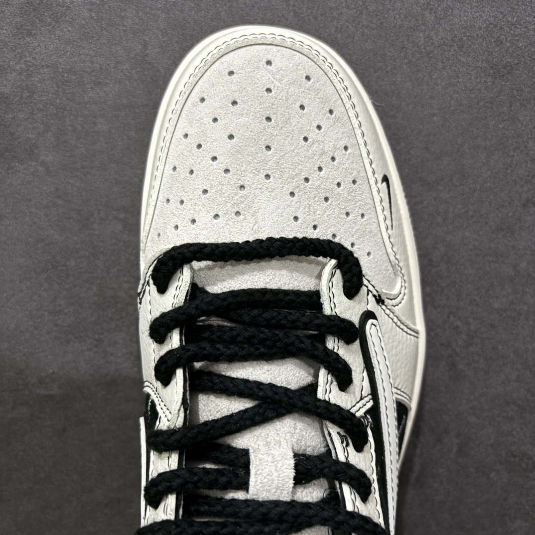 图片[8]-【定制版】Fragment x Travis Scott x 斯图西nAir Jordan 1 Low 三方联名倒钩n性价比原盒出货 全新的三方联名低帮倒钩鞋面延续了黑脚趾设计，整双鞋以全荔枝皮打造，腰身搭配白色「倒勾」，再点缀上Travis Scott 标志性的Logo，后跟处以藤原浩最拿手的蓝色为主色调，完善极具Fragment Design的白蓝黑设计风格，左右脚分别以Travis Scott鬼脸和乔丹飞翼加以修饰，彰显出三方联名的奢华格调。 官方货号：SJ2068 121 Size：36 36.5 37.5 38 38.5 39 40 40.5 41 42 42.5 43 44 44.5 45   编码：HXS320340-莆田鞋批发中心