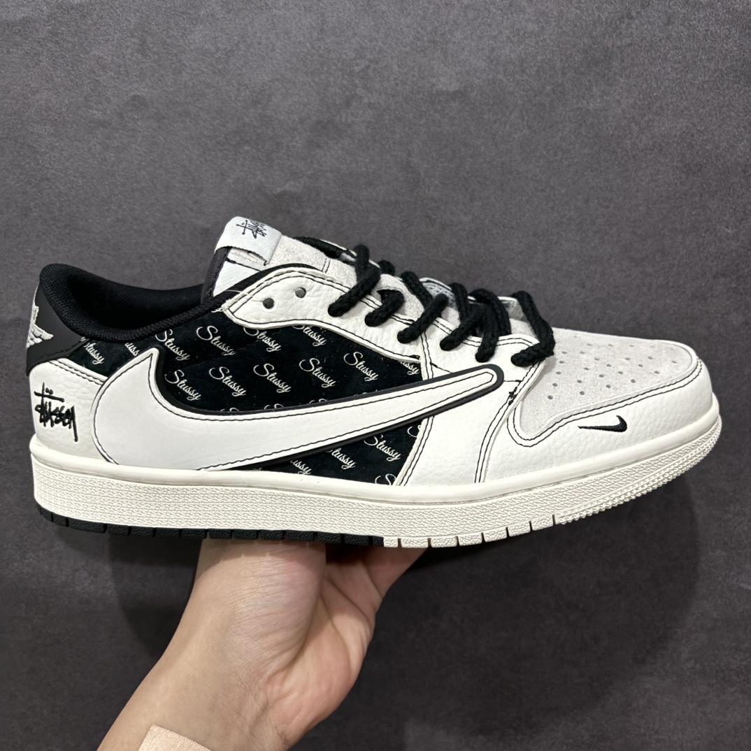 【定制版】Fragment x Travis Scott x 斯图西nAir Jordan 1 Low 三方联名倒钩n性价比原盒出货 全新的三方联名低帮倒钩鞋面延续了黑脚趾设计，整双鞋以全荔枝皮打造，腰身搭配白色「倒勾」，再点缀上Travis Scott 标志性的Logo，后跟处以藤原浩最拿手的蓝色为主色调，完善极具Fragment Design的白蓝黑设计风格，左右脚分别以Travis Scott鬼脸和乔丹飞翼加以修饰，彰显出三方联名的奢华格调。 官方货号：SJ2068 121 Size：36 36.5 37.5 38 38.5 39 40 40.5 41 42 42.5 43 44 44.5 45   编码：HXS320340-莆田鞋批发中心