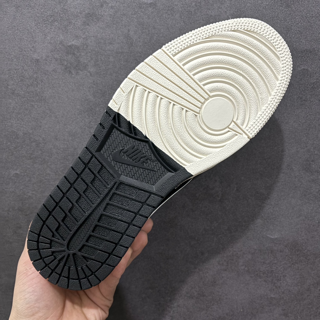 图片[9]-【定制版】Fragment x Travis Scott x 斯图西nAir Jordan 1 Low 三方联名倒钩n性价比原盒出货 全新的三方联名低帮倒钩鞋面延续了黑脚趾设计，整双鞋以全荔枝皮打造，腰身搭配白色「倒勾」，再点缀上Travis Scott 标志性的Logo，后跟处以藤原浩最拿手的蓝色为主色调，完善极具Fragment Design的白蓝黑设计风格，左右脚分别以Travis Scott鬼脸和乔丹飞翼加以修饰，彰显出三方联名的奢华格调。 官方货号：SJ2068 121 Size：36 36.5 37.5 38 38.5 39 40 40.5 41 42 42.5 43 44 44.5 45   编码：HXS320340-莆田鞋批发中心