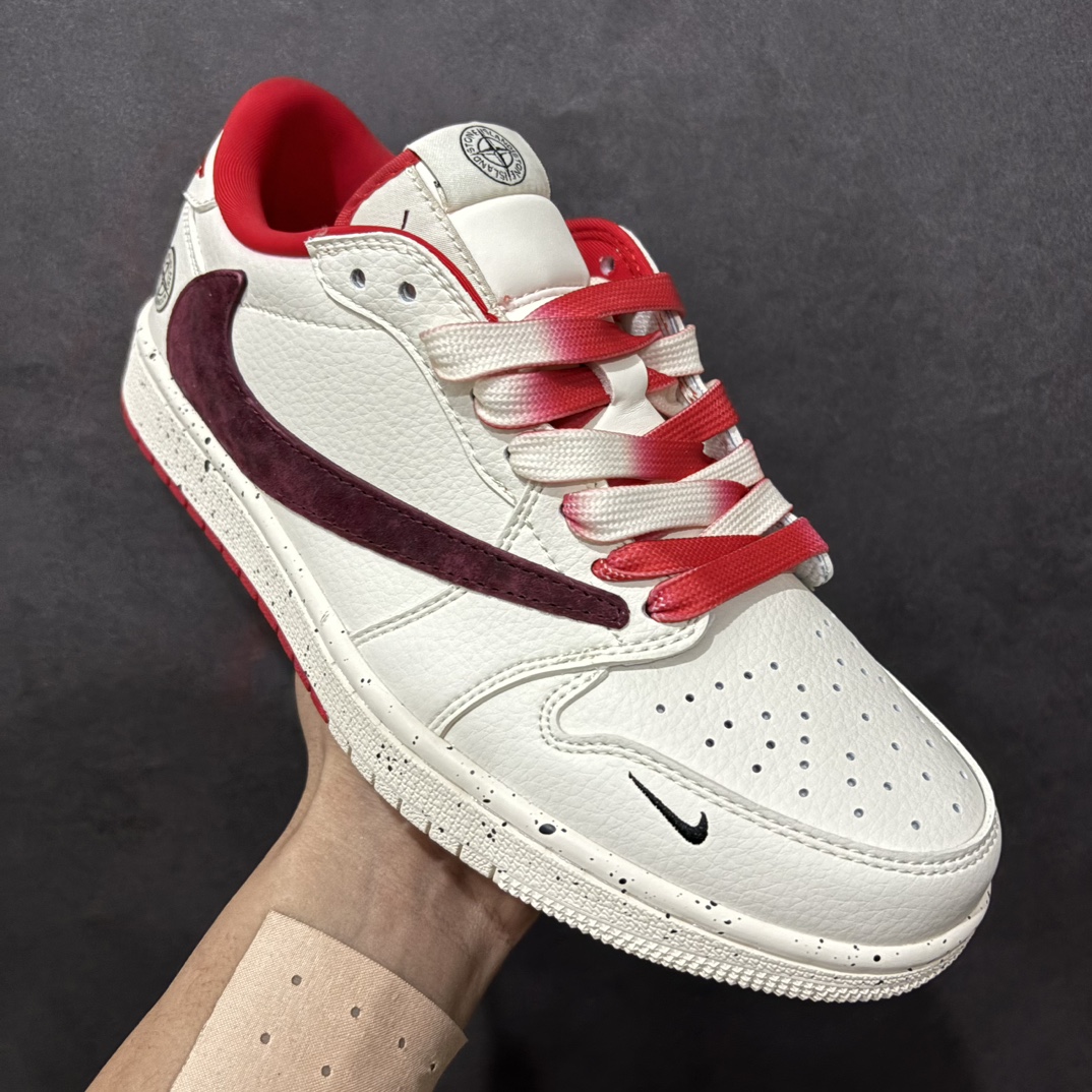 图片[3]-【定制版】Travis Scott x Fragment Design x Air Jordan 1 Low OG SP AJ1 乔1 石头岛联名 石榴红 低帮文化休闲板鞋rn#多方联名合作融合了Travis Scott 独特的音乐风格，藤原浩个性的设计风格以及Jordan品牌的经典元素 使其成为一双具有独特身份和价值的鞋子 清新而立体的外观加上联名标识更突出了其独特身份 这种配色方案显示出活力和时尚感 在视觉上引人注目  鞋身的质感和细腻的细节处理使其显得高端而格调十足  这款“倒钩”联名是设计与创意完美结合  融合多方的个性风格是一款备受瞩目的潮流鞋款r 货号：CF3688-077 尺码：36 36.5 37.5 38 38.5 39 40 40.5 41 42 42.5 43 44 44.5 45  编码：HXS320340-莆田鞋批发中心