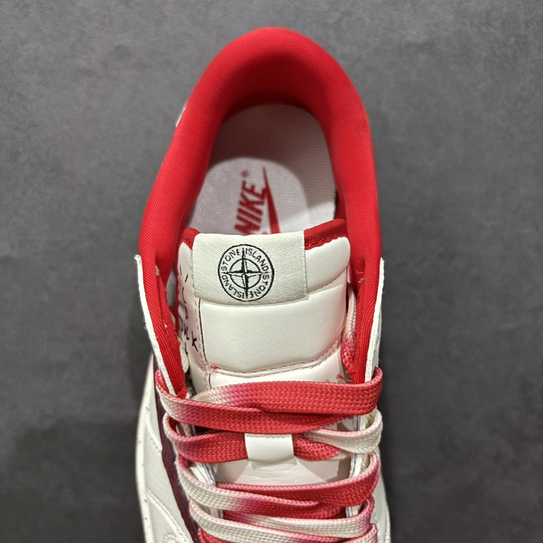 图片[7]-【定制版】Travis Scott x Fragment Design x Air Jordan 1 Low OG SP AJ1 乔1 石头岛联名 石榴红 低帮文化休闲板鞋rn#多方联名合作融合了Travis Scott 独特的音乐风格，藤原浩个性的设计风格以及Jordan品牌的经典元素 使其成为一双具有独特身份和价值的鞋子 清新而立体的外观加上联名标识更突出了其独特身份 这种配色方案显示出活力和时尚感 在视觉上引人注目  鞋身的质感和细腻的细节处理使其显得高端而格调十足  这款“倒钩”联名是设计与创意完美结合  融合多方的个性风格是一款备受瞩目的潮流鞋款r 货号：CF3688-077 尺码：36 36.5 37.5 38 38.5 39 40 40.5 41 42 42.5 43 44 44.5 45  编码：HXS320340-莆田鞋批发中心