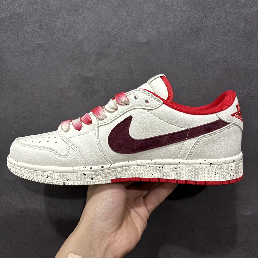 图片[2]-【定制版】Travis Scott x Fragment Design x Air Jordan 1 Low OG SP AJ1 乔1 石头岛联名 石榴红 低帮文化休闲板鞋rn#多方联名合作融合了Travis Scott 独特的音乐风格，藤原浩个性的设计风格以及Jordan品牌的经典元素 使其成为一双具有独特身份和价值的鞋子 清新而立体的外观加上联名标识更突出了其独特身份 这种配色方案显示出活力和时尚感 在视觉上引人注目  鞋身的质感和细腻的细节处理使其显得高端而格调十足  这款“倒钩”联名是设计与创意完美结合  融合多方的个性风格是一款备受瞩目的潮流鞋款r 货号：CF3688-077 尺码：36 36.5 37.5 38 38.5 39 40 40.5 41 42 42.5 43 44 44.5 45  编码：HXS320340-莆田鞋批发中心