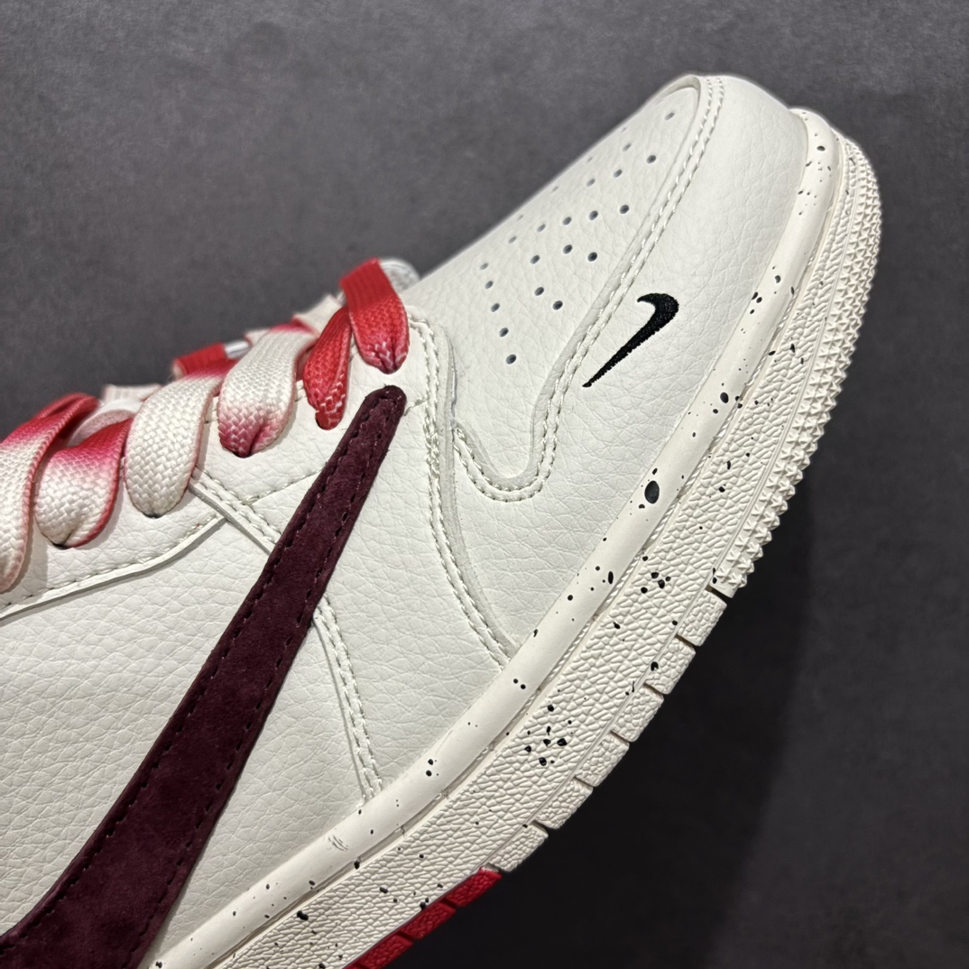 图片[5]-【定制版】Travis Scott x Fragment Design x Air Jordan 1 Low OG SP AJ1 乔1 石头岛联名 石榴红 低帮文化休闲板鞋rn#多方联名合作融合了Travis Scott 独特的音乐风格，藤原浩个性的设计风格以及Jordan品牌的经典元素 使其成为一双具有独特身份和价值的鞋子 清新而立体的外观加上联名标识更突出了其独特身份 这种配色方案显示出活力和时尚感 在视觉上引人注目  鞋身的质感和细腻的细节处理使其显得高端而格调十足  这款“倒钩”联名是设计与创意完美结合  融合多方的个性风格是一款备受瞩目的潮流鞋款r 货号：CF3688-077 尺码：36 36.5 37.5 38 38.5 39 40 40.5 41 42 42.5 43 44 44.5 45  编码：HXS320340-莆田鞋批发中心