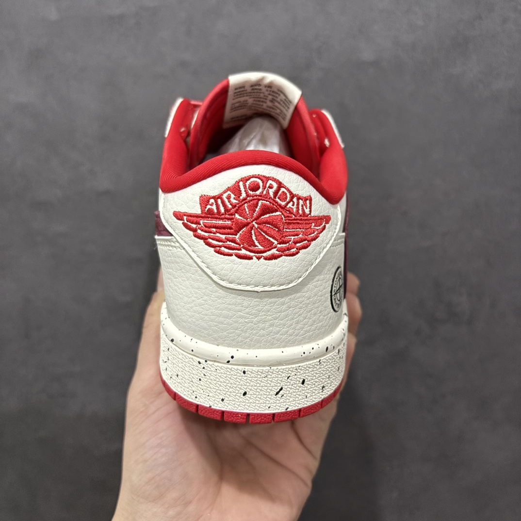 图片[4]-【定制版】Travis Scott x Fragment Design x Air Jordan 1 Low OG SP AJ1 乔1 石头岛联名 石榴红 低帮文化休闲板鞋rn#多方联名合作融合了Travis Scott 独特的音乐风格，藤原浩个性的设计风格以及Jordan品牌的经典元素 使其成为一双具有独特身份和价值的鞋子 清新而立体的外观加上联名标识更突出了其独特身份 这种配色方案显示出活力和时尚感 在视觉上引人注目  鞋身的质感和细腻的细节处理使其显得高端而格调十足  这款“倒钩”联名是设计与创意完美结合  融合多方的个性风格是一款备受瞩目的潮流鞋款r 货号：CF3688-077 尺码：36 36.5 37.5 38 38.5 39 40 40.5 41 42 42.5 43 44 44.5 45  编码：HXS320340-莆田鞋批发中心