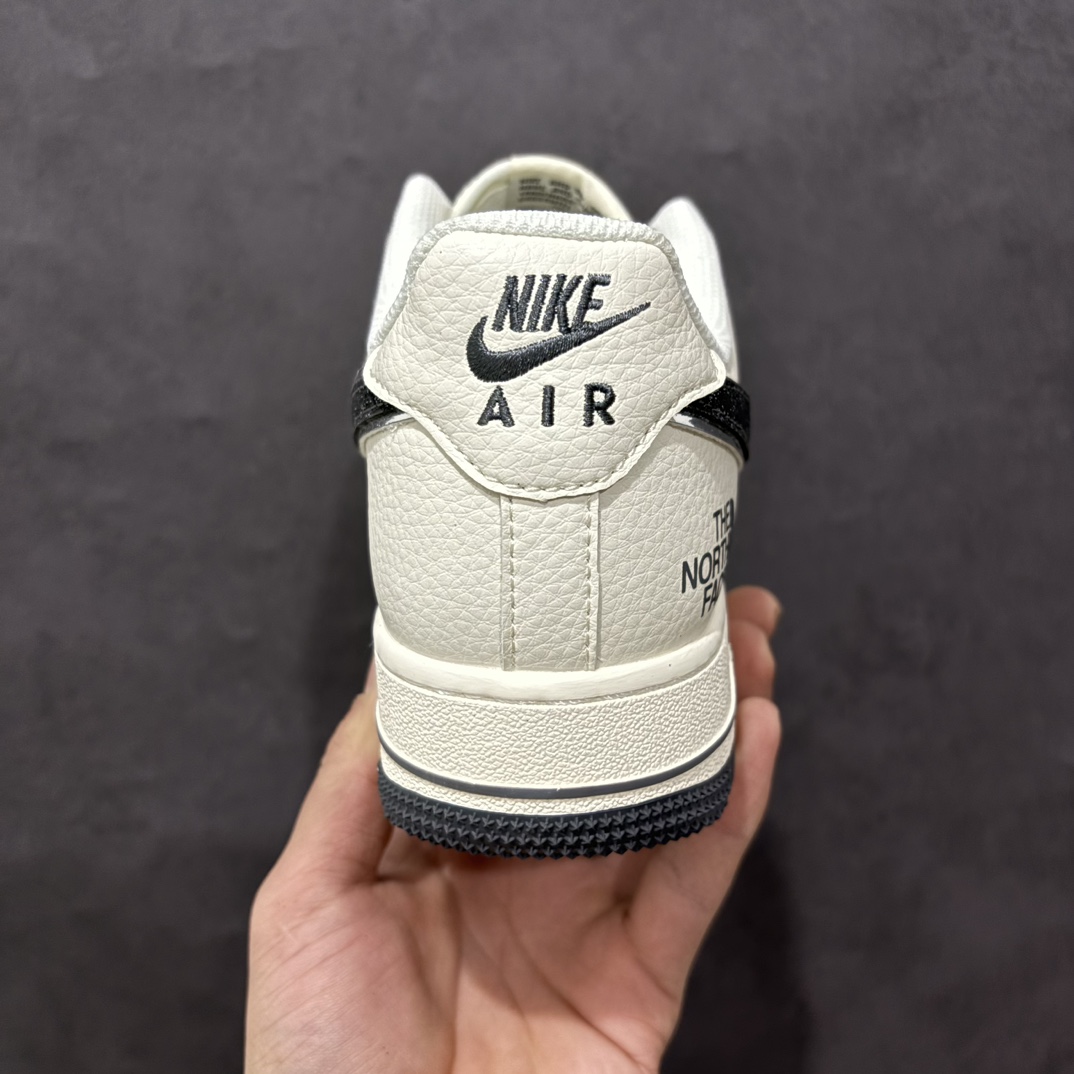 图片[4]-【定制版】Nike Air Force 1 Low 07 x The North Face 米黑小钩满天星n原楦头原纸板 打造纯正低帮空军版型 专注外贸渠道 全掌内置蜂窝气垫原盒配件 原厂中底钢印、拉帮完美官方货号：QY6818 527 Size：36 36.5 37.5 38 38.5 39 40 40.5 41 42 42.5 43 44 44.5 45 编码：CC280300-莆田鞋批发中心