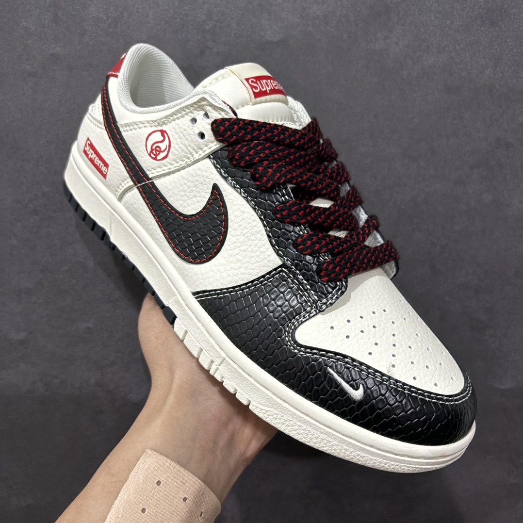 图片[3]-【定制版】NIKE SB Dunk Low x Supreme 蛇年现代 白黑小钩满天星n公司级出品 极力推荐n原装头层材料 独家版型蒸餾加工n帶來的是更好的视觉和脚感体验n大厂纯原品质出货 清洁度 电绣工艺皮料切割干净无任何毛边 细节完美官方货号：XX9935 035 尺码： 36 36.5 37.5 38 38.5 39 40 40.5 41 42 42.5 43 44 44.5 45 编码：CC280300-莆田鞋批发中心