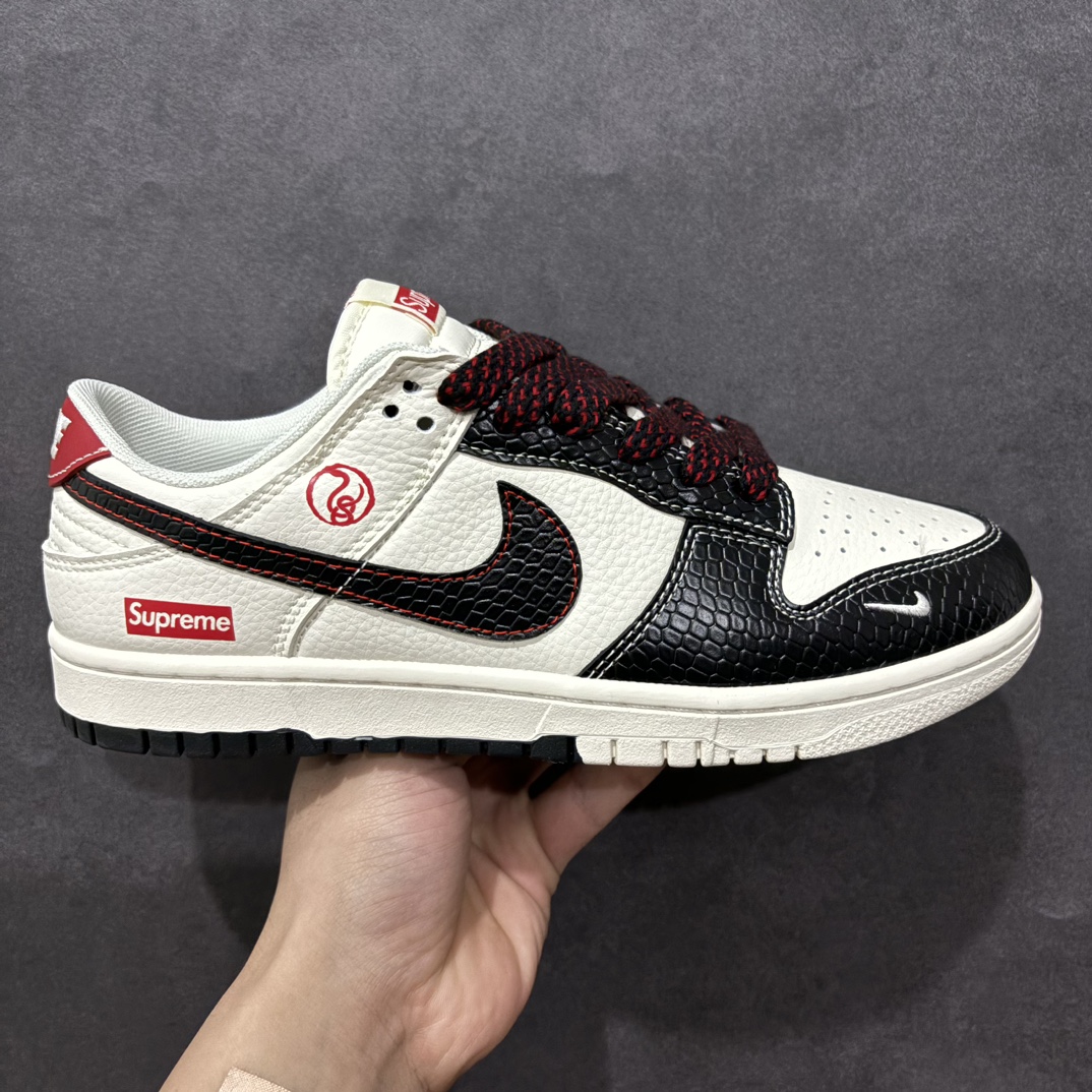 【定制版】NIKE SB Dunk Low x Supreme 蛇年现代 白黑小钩满天星n公司级出品 极力推荐n原装头层材料 独家版型蒸餾加工n帶來的是更好的视觉和脚感体验n大厂纯原品质出货 清洁度 电绣工艺皮料切割干净无任何毛边 细节完美官方货号：XX9935 035 尺码： 36 36.5 37.5 38 38.5 39 40 40.5 41 42 42.5 43 44 44.5 45 编码：CC280300-莆田鞋批发中心